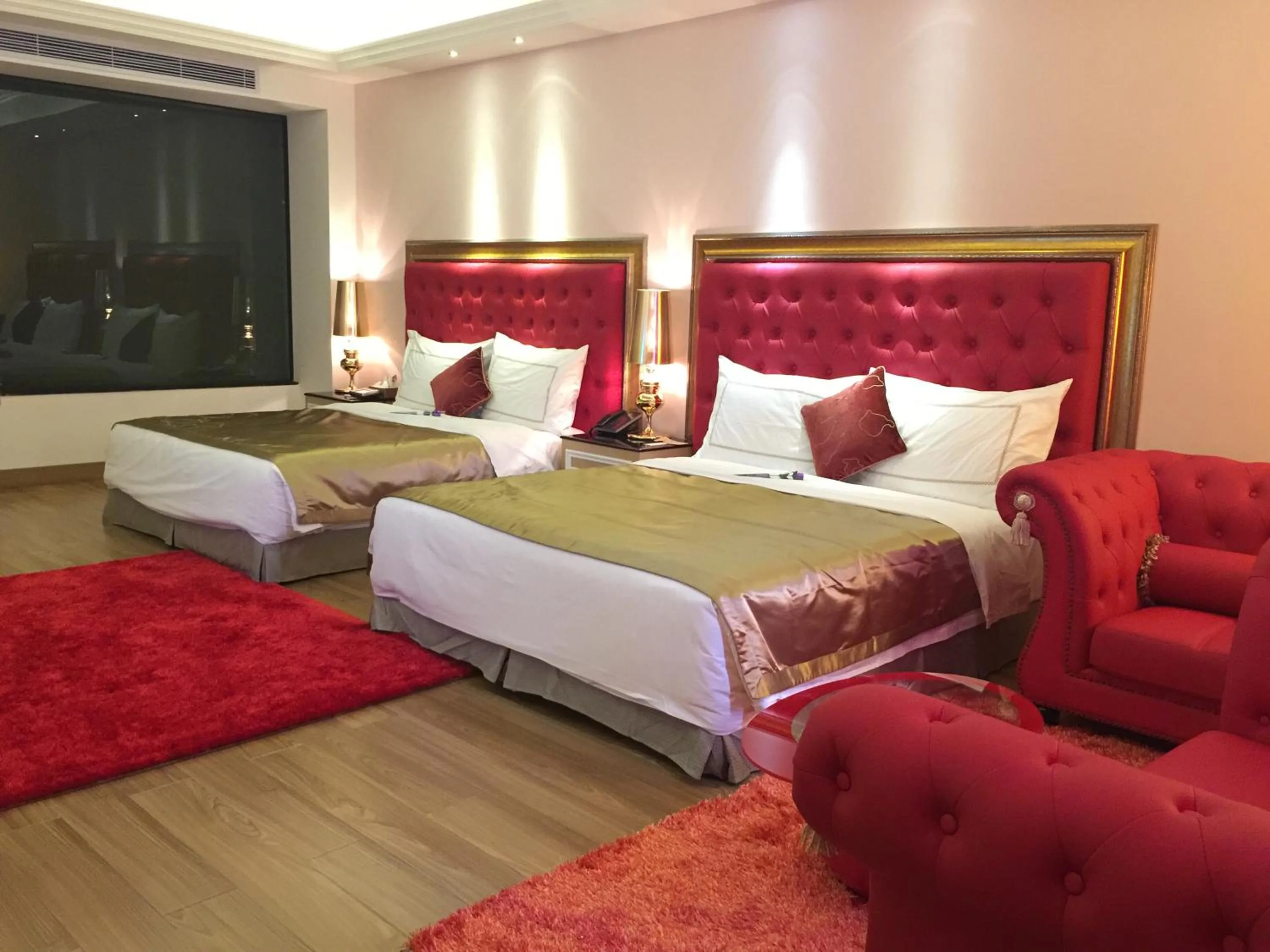 Photo of the whole room, Bed in The Royal Pinnacle Hotel