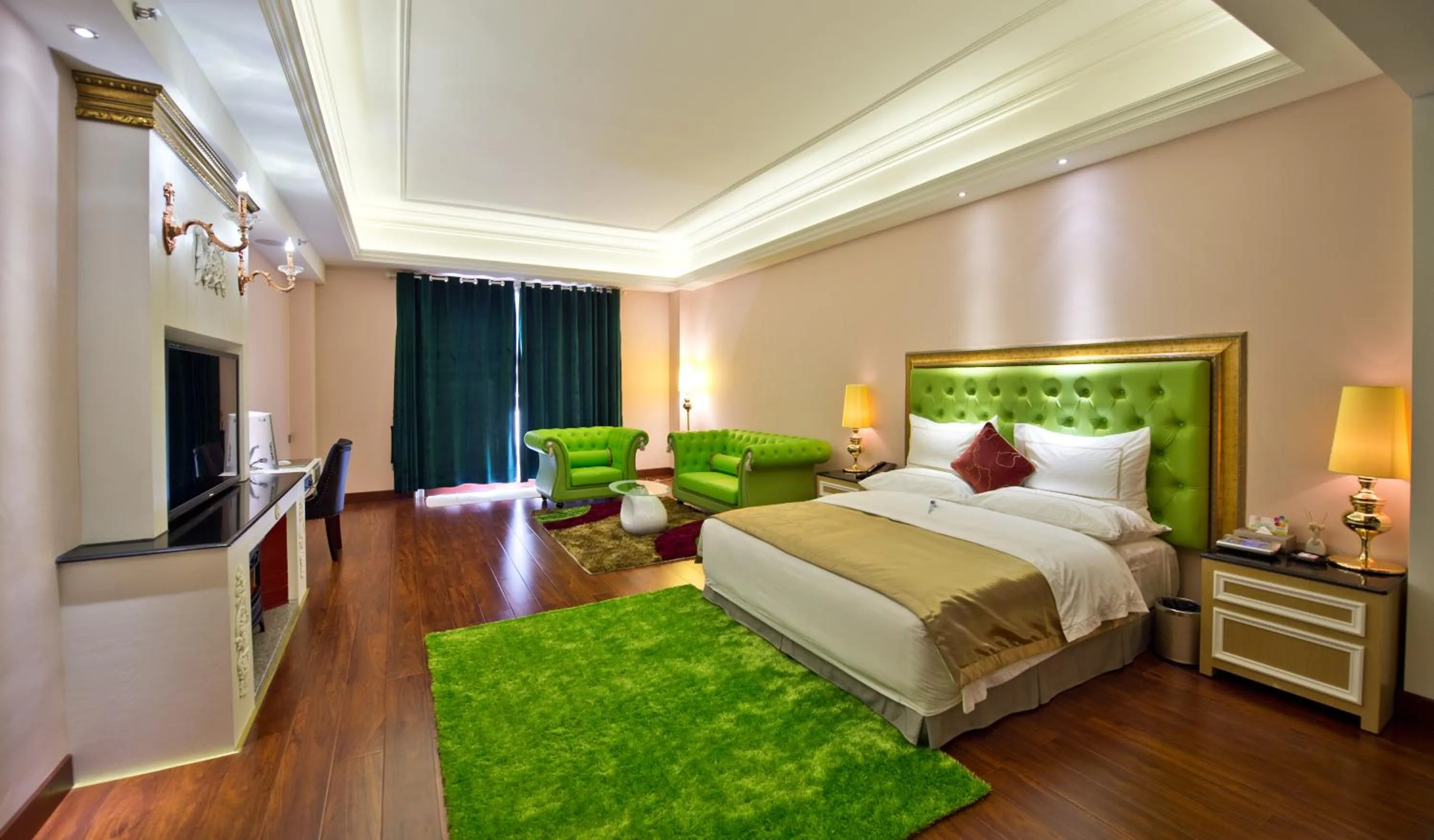 Bed in The Royal Pinnacle Hotel