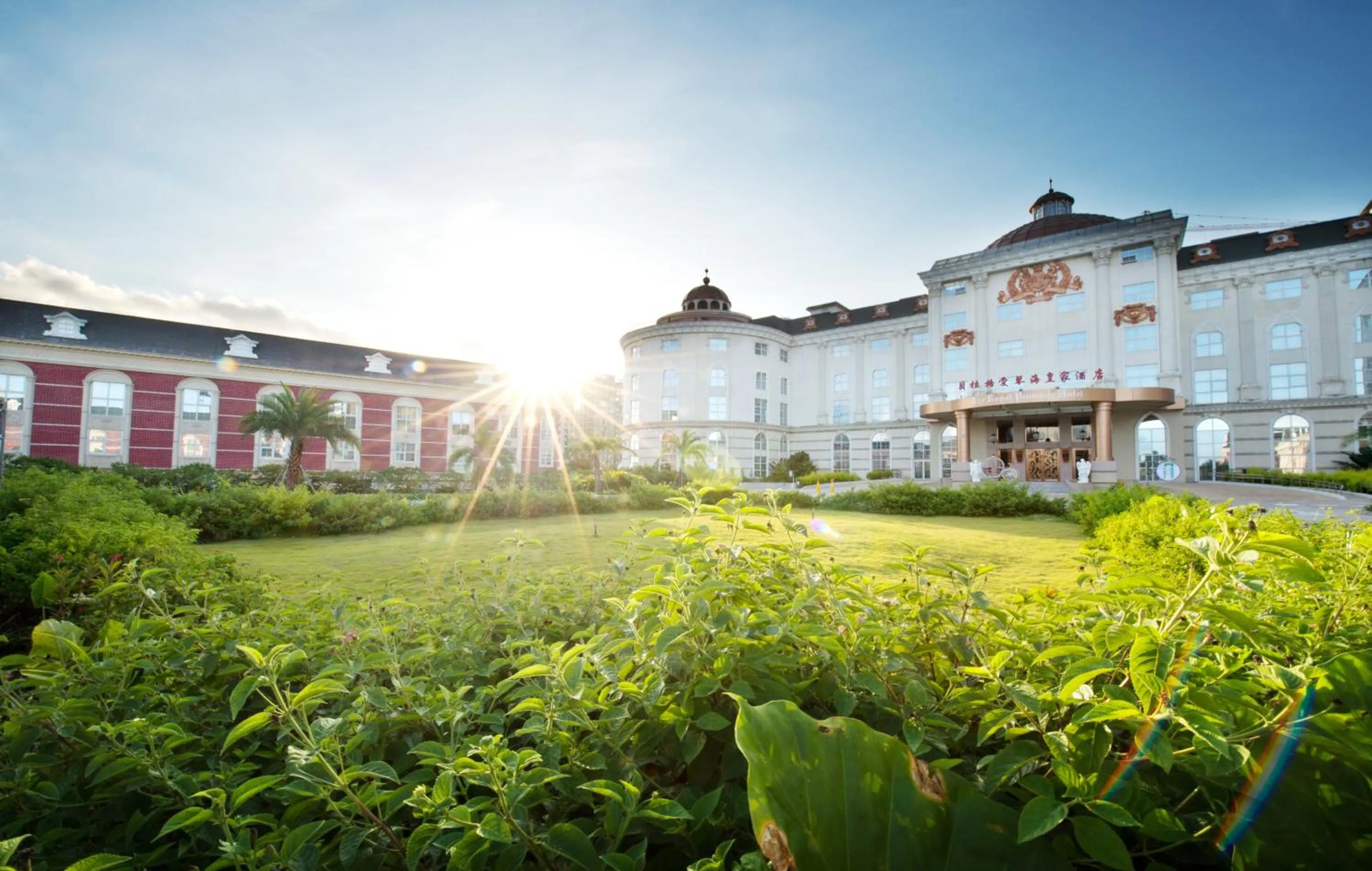Facade/entrance in The Royal Pinnacle Hotel