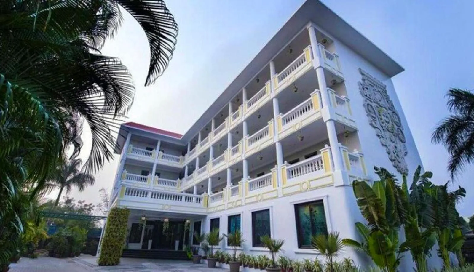 Property building in Hotel Royal Retreat