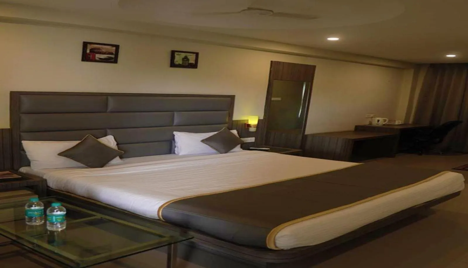 Bedroom, Bed in Hotel Royal Retreat