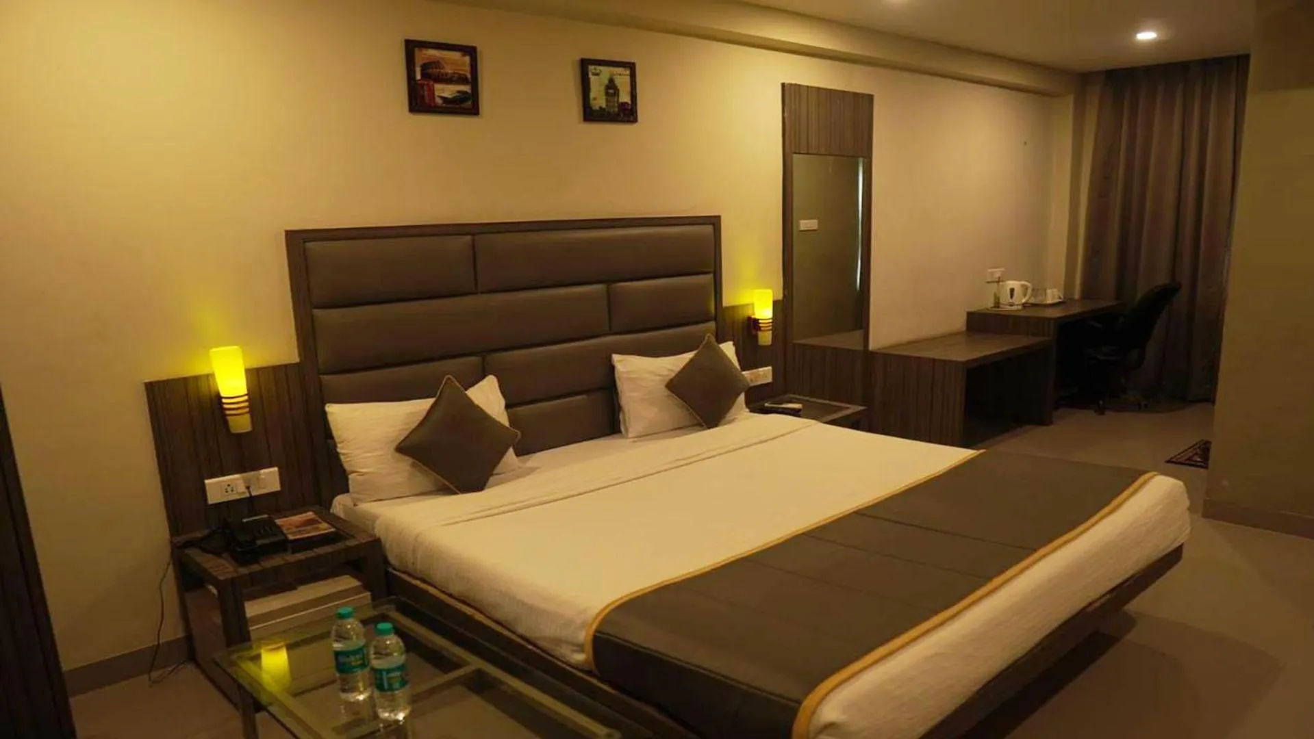 Bed in Hotel Royal Retreat