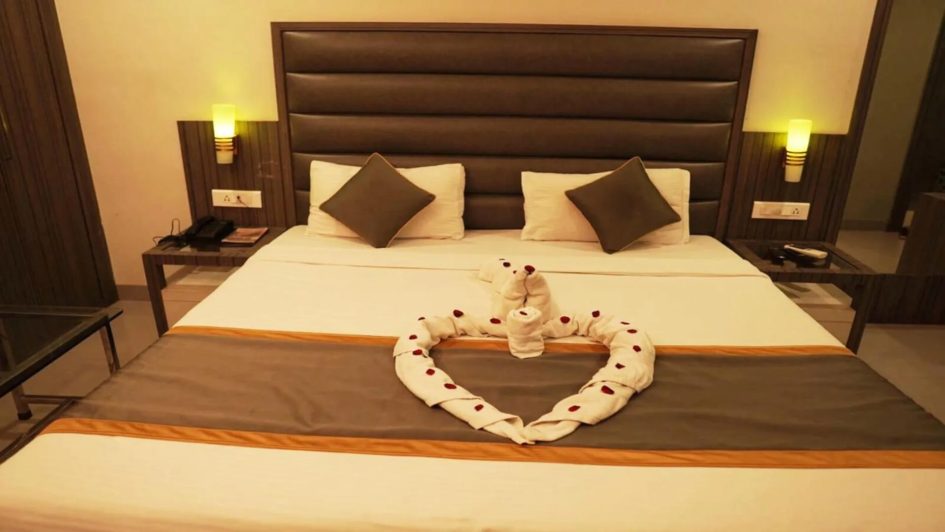 Bed in Hotel Royal Retreat
