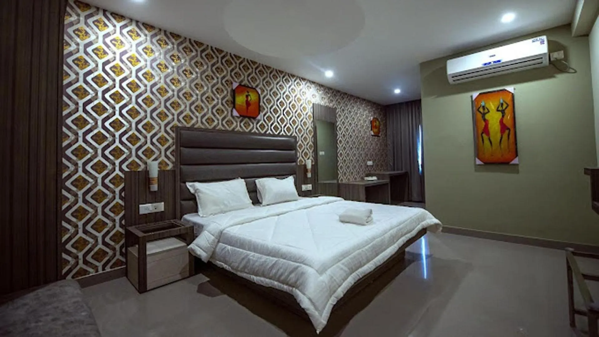 Photo of the whole room, Bed in Hotel Royal Retreat