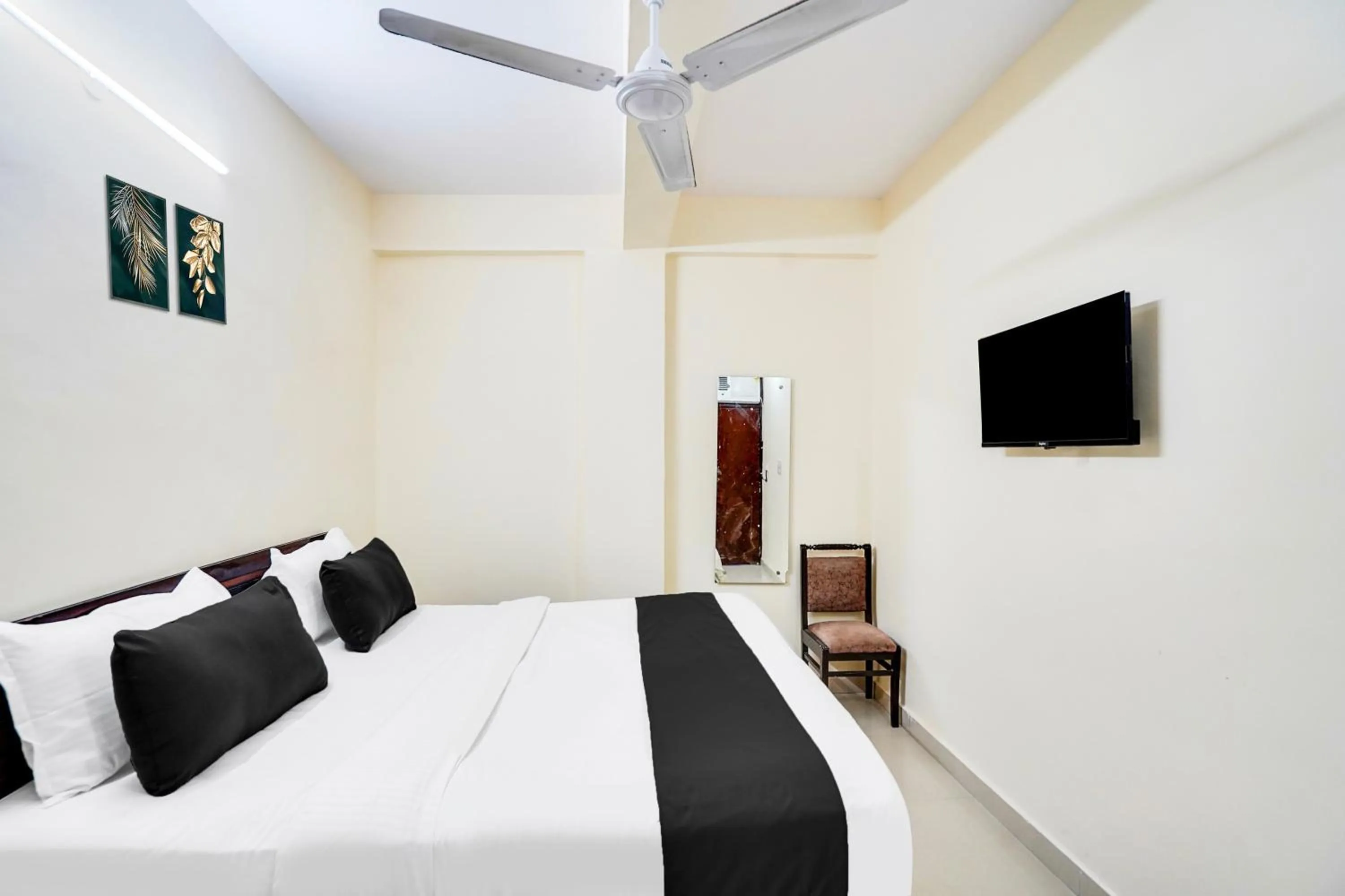 Bedroom, Bed in Hotel O YATRA INN