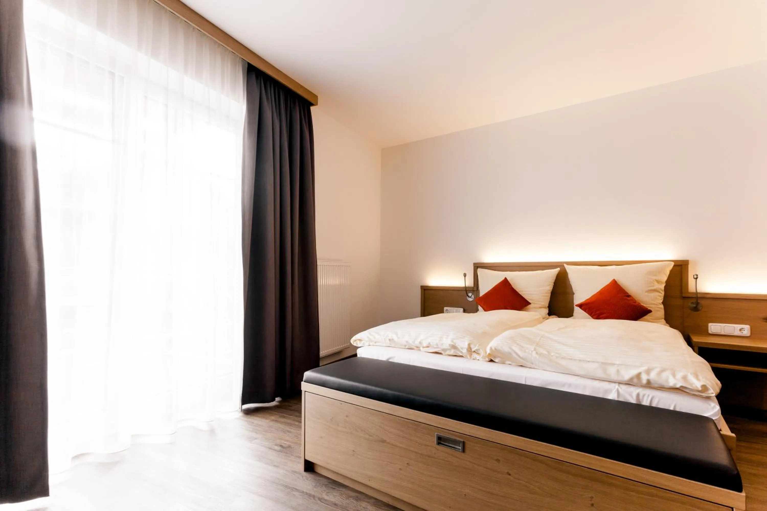 Bedroom, Bed in Meyers