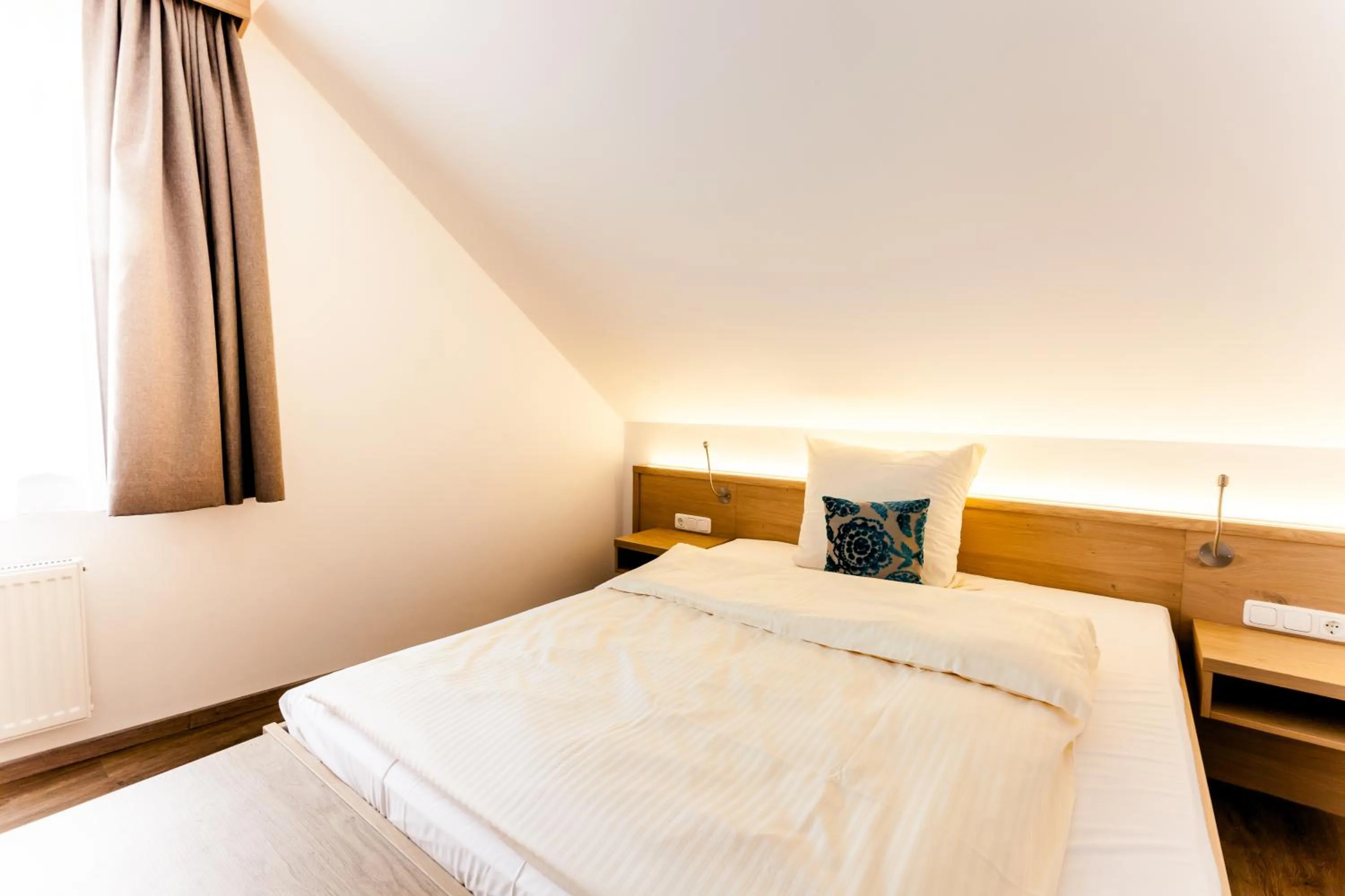 Bedroom, Bed in Meyers