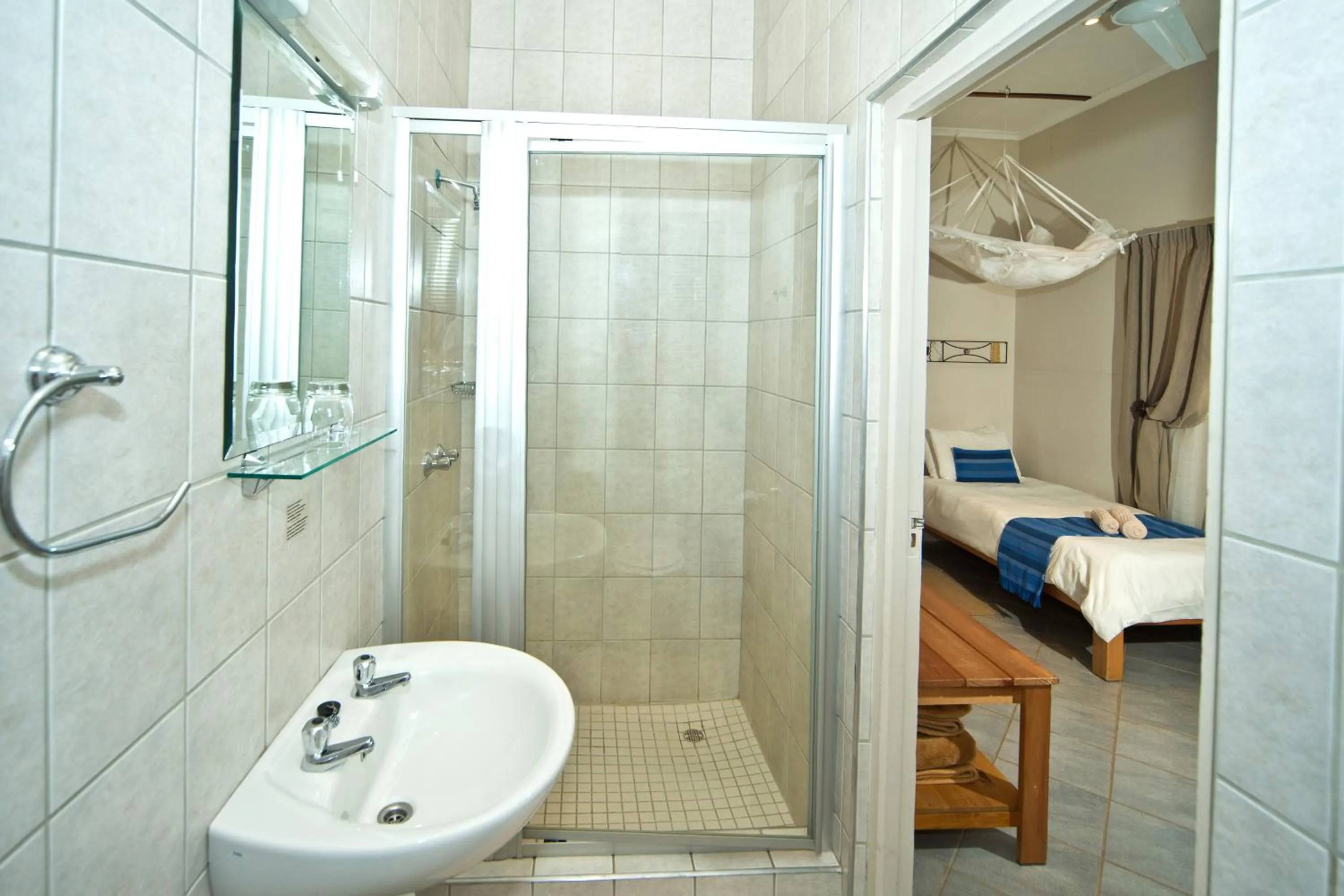 Bathroom, Bed in Bahnhof Hotel Aus