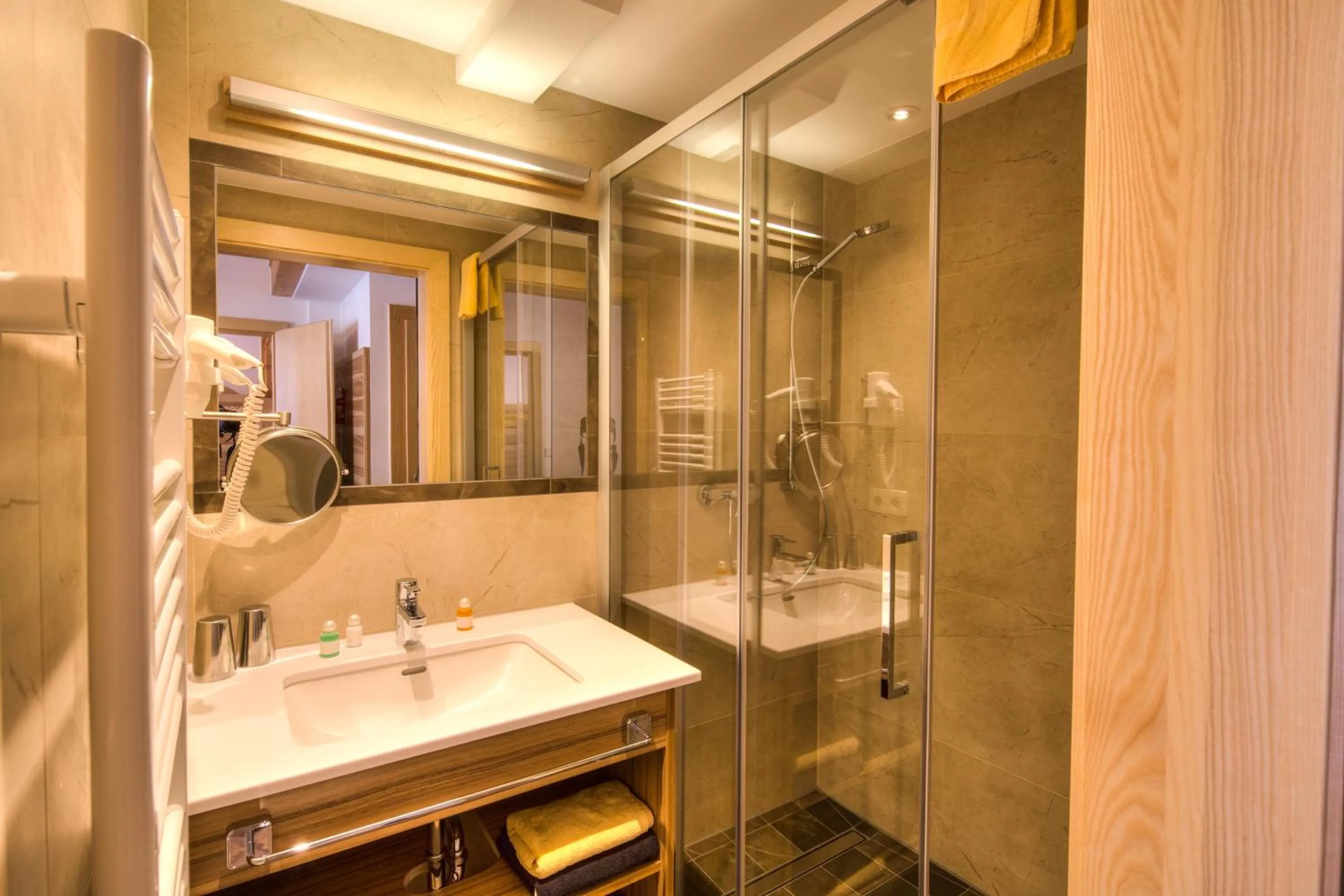 Shower in nawu apartments & Restaurant