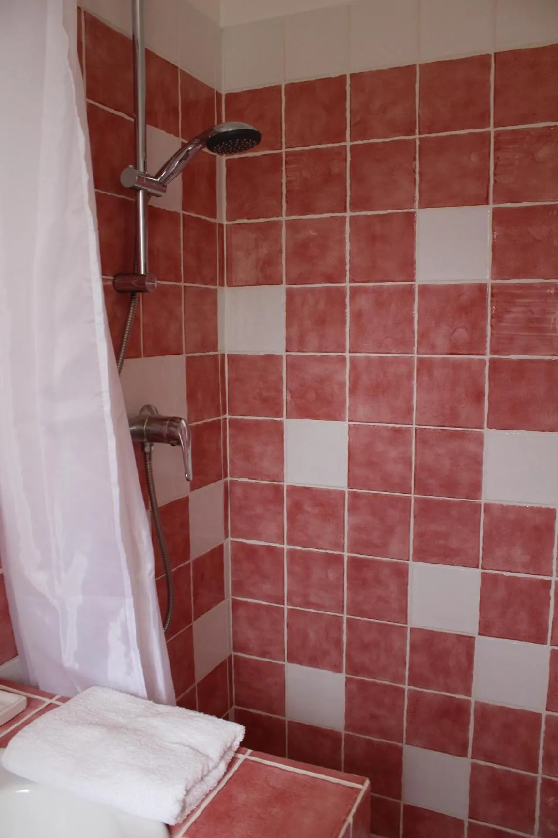Shower in Bastide Saint Bernard
