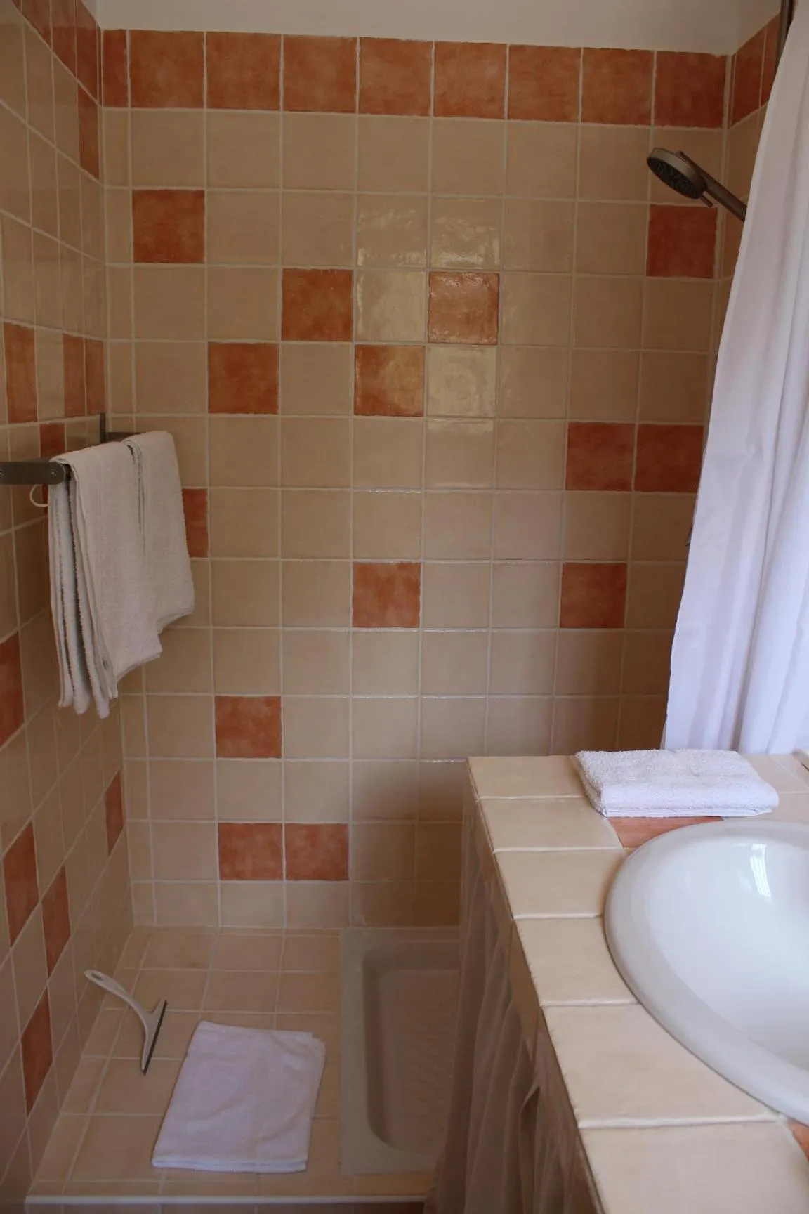 Shower in Bastide Saint Bernard