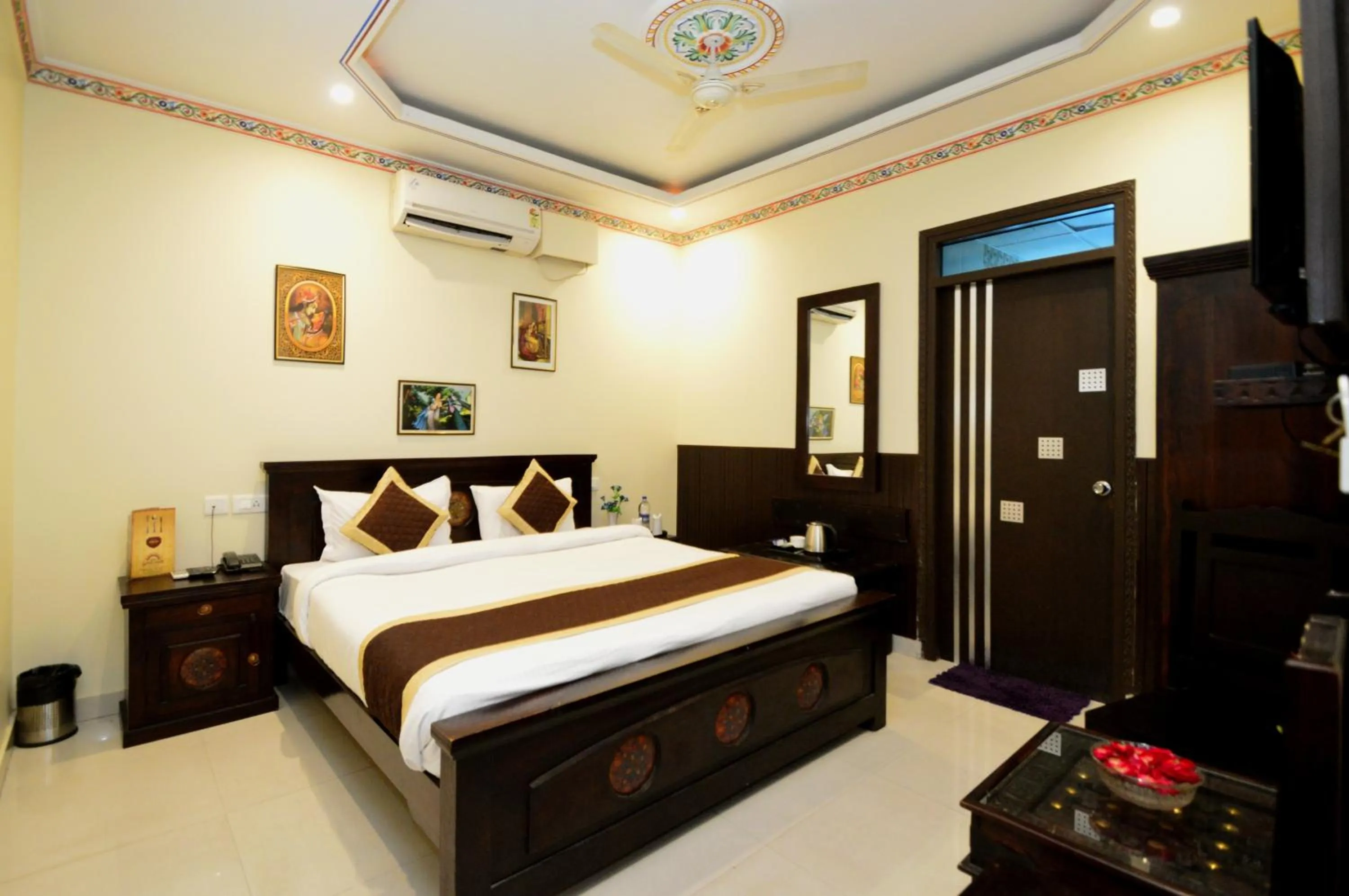 Photo of the whole room, Bed in Hotel Surya Garh