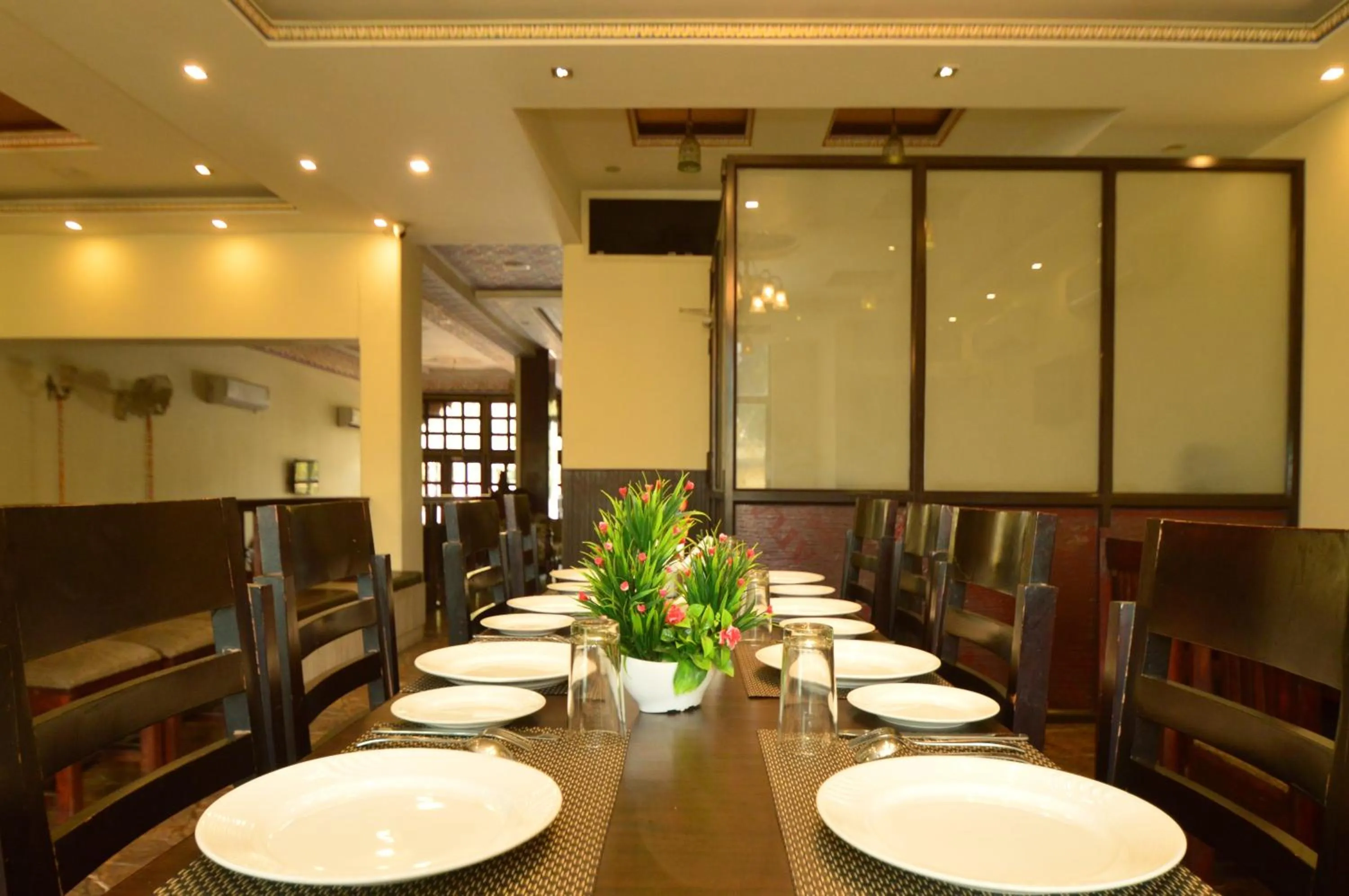Restaurant/places to eat in Hotel Surya Garh