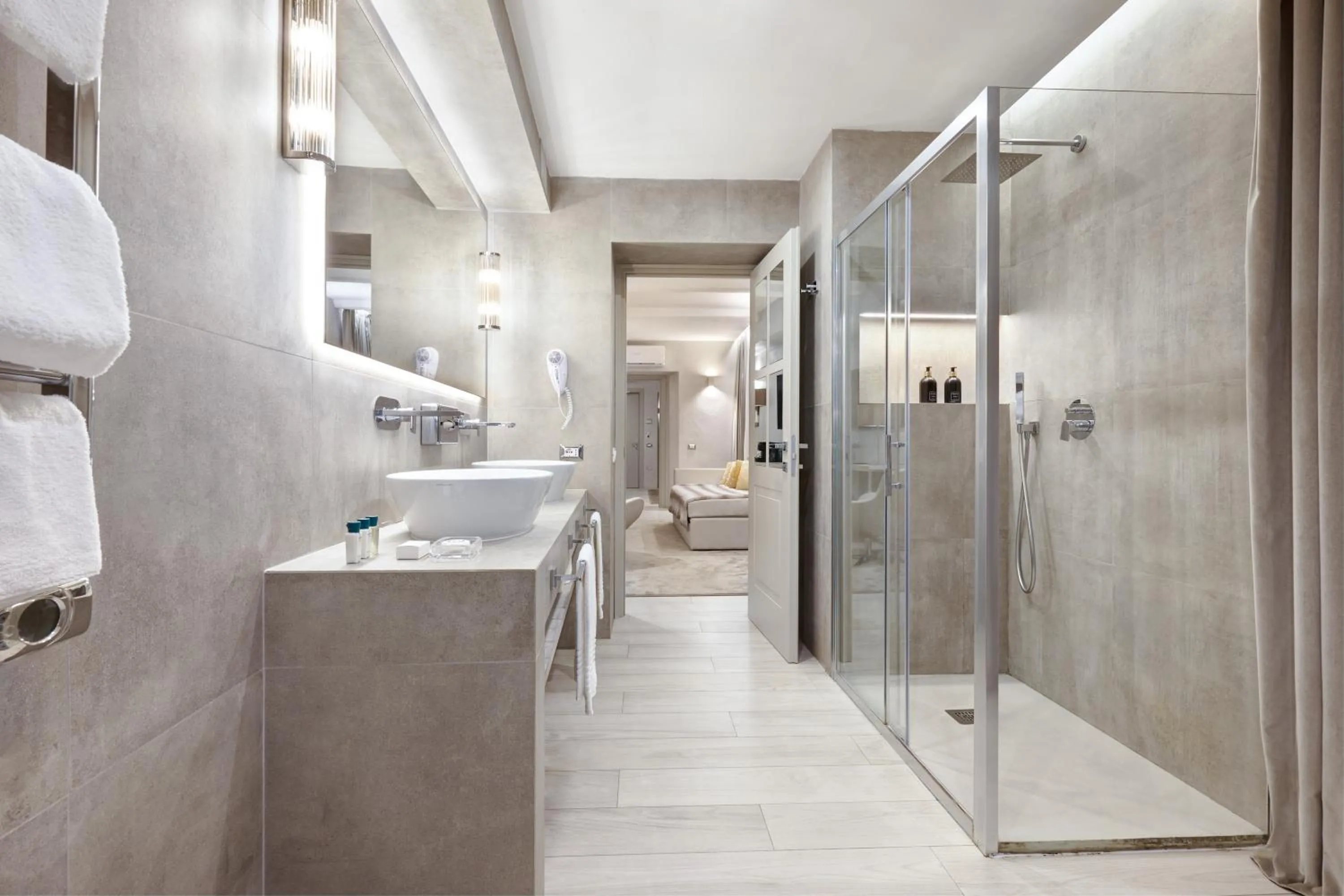 Shower in Terrace Pantheon Relais