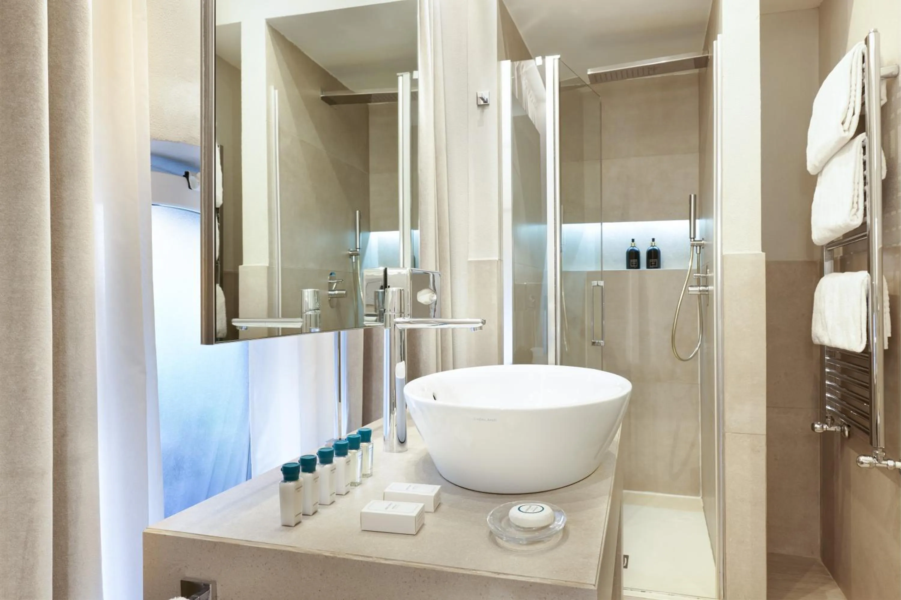 Shower in Terrace Pantheon Relais