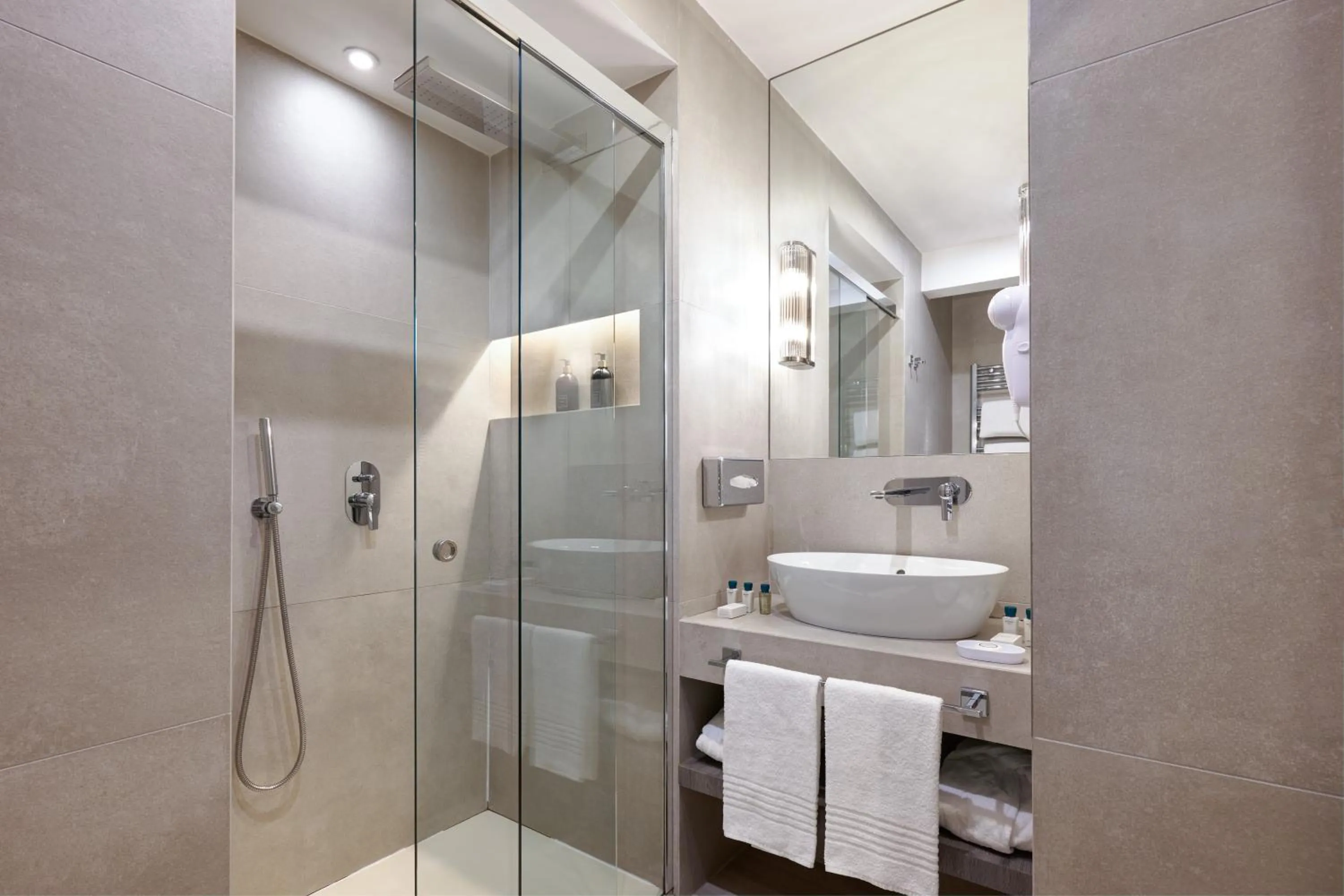 Shower in Terrace Pantheon Relais