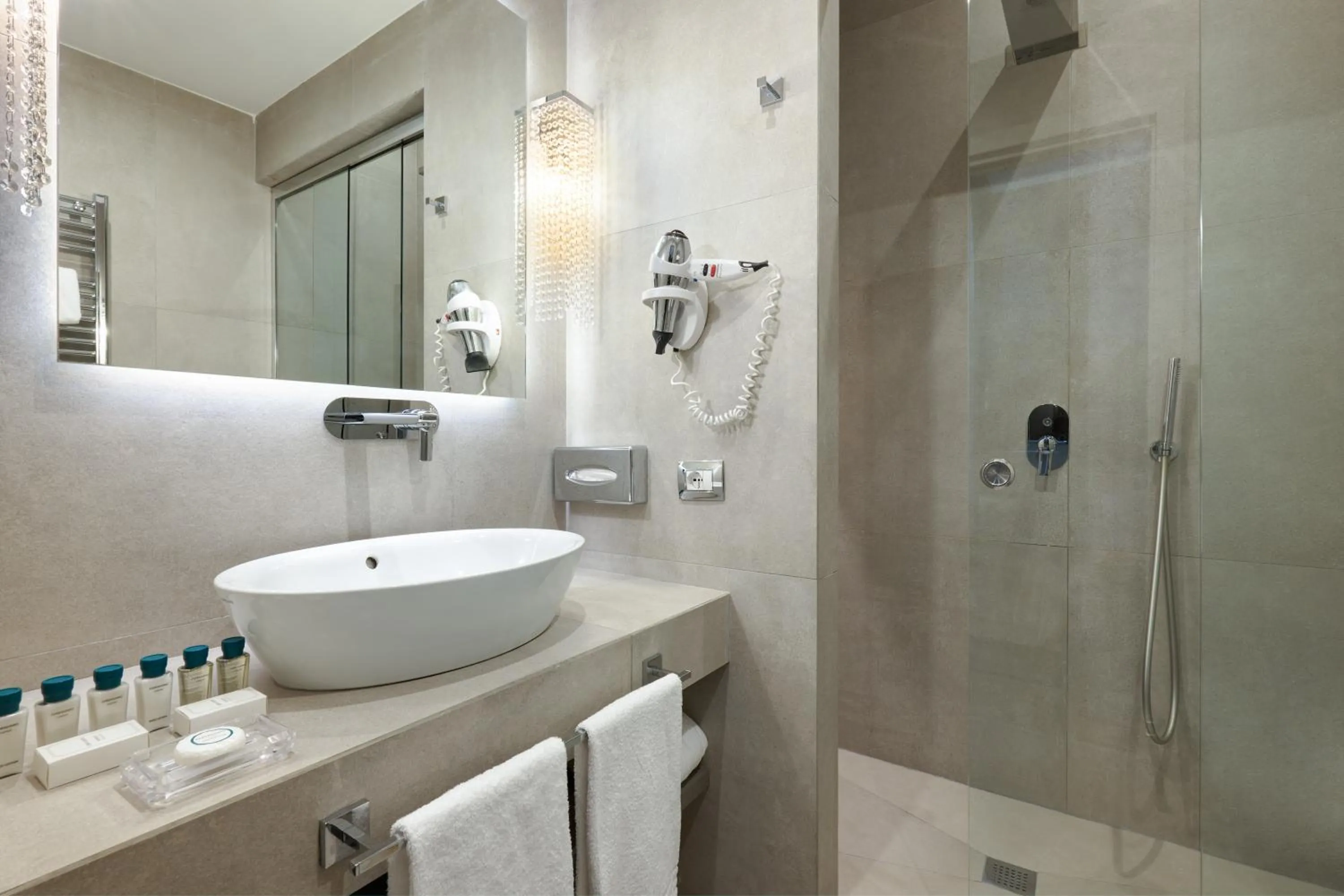 Shower in Terrace Pantheon Relais