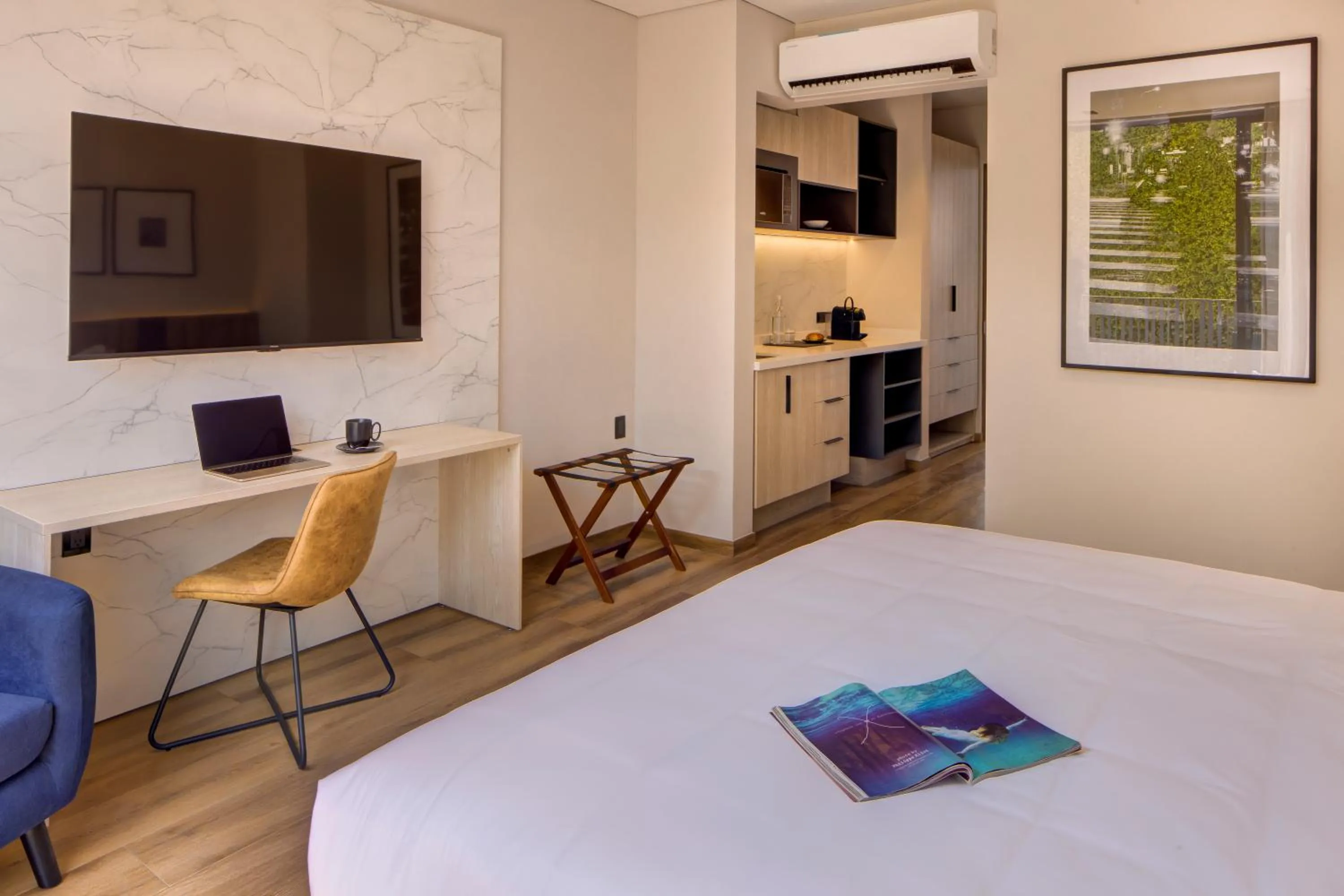 TV and multimedia, Bed in Vuestro Hotel Boutique