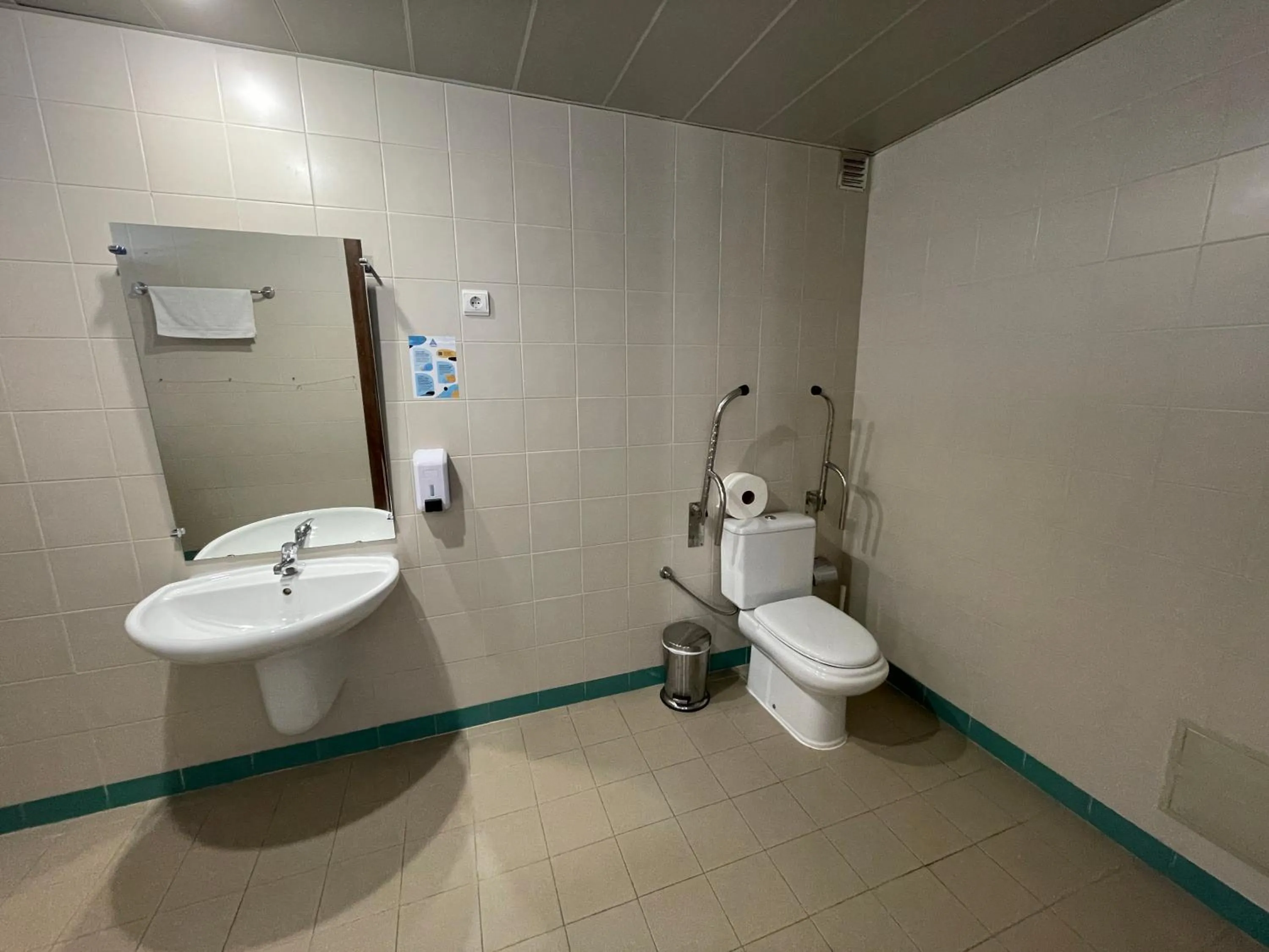 Toilet in HI Bragança – Pousada de Juventude