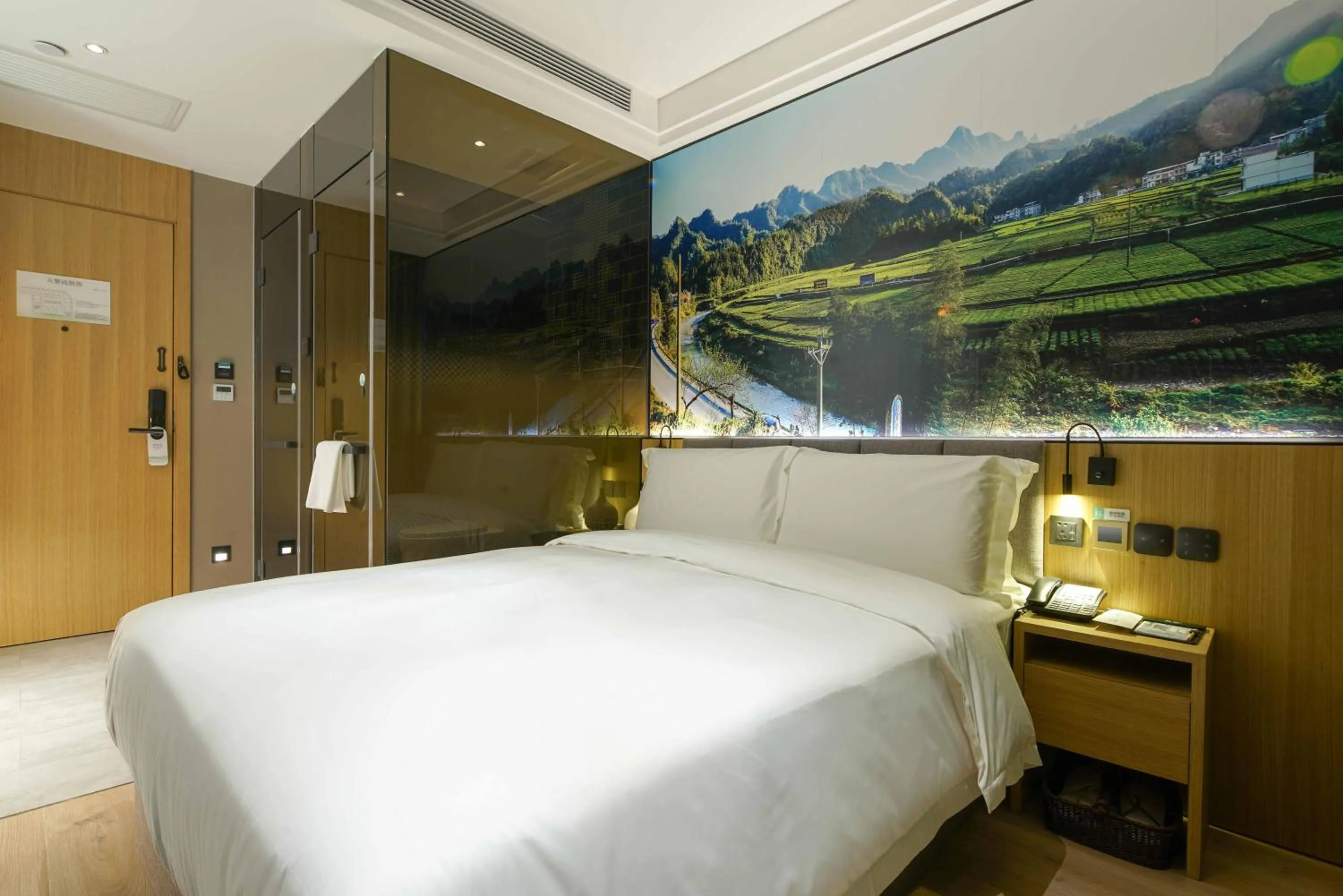 Property logo or sign, Bed in Qiu Guo Hotel Beijing Tiantan Fangzhuang Subway Station