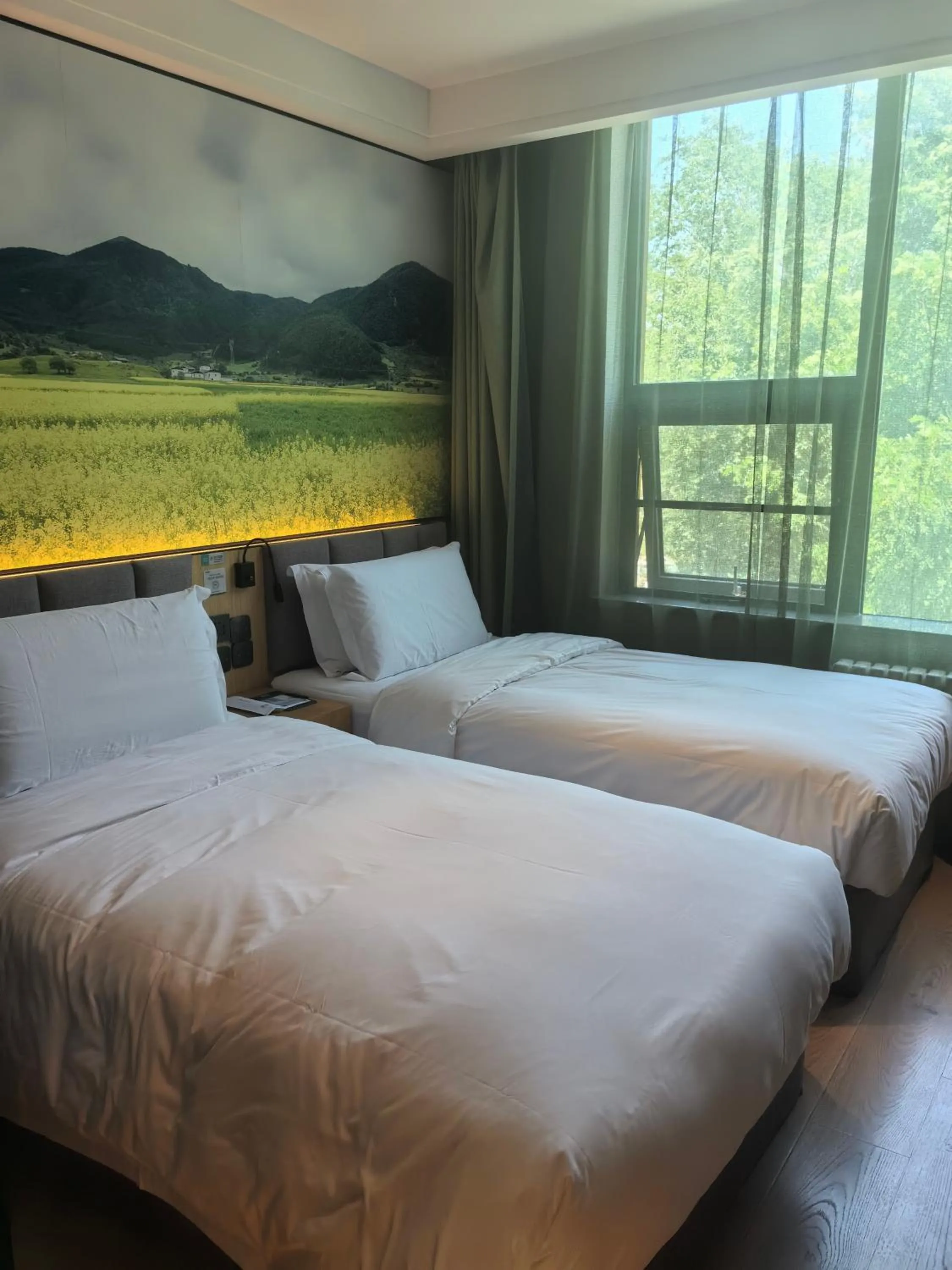 Property logo or sign, Bed in Qiu Guo Hotel Beijing Tiantan Fangzhuang Subway Station