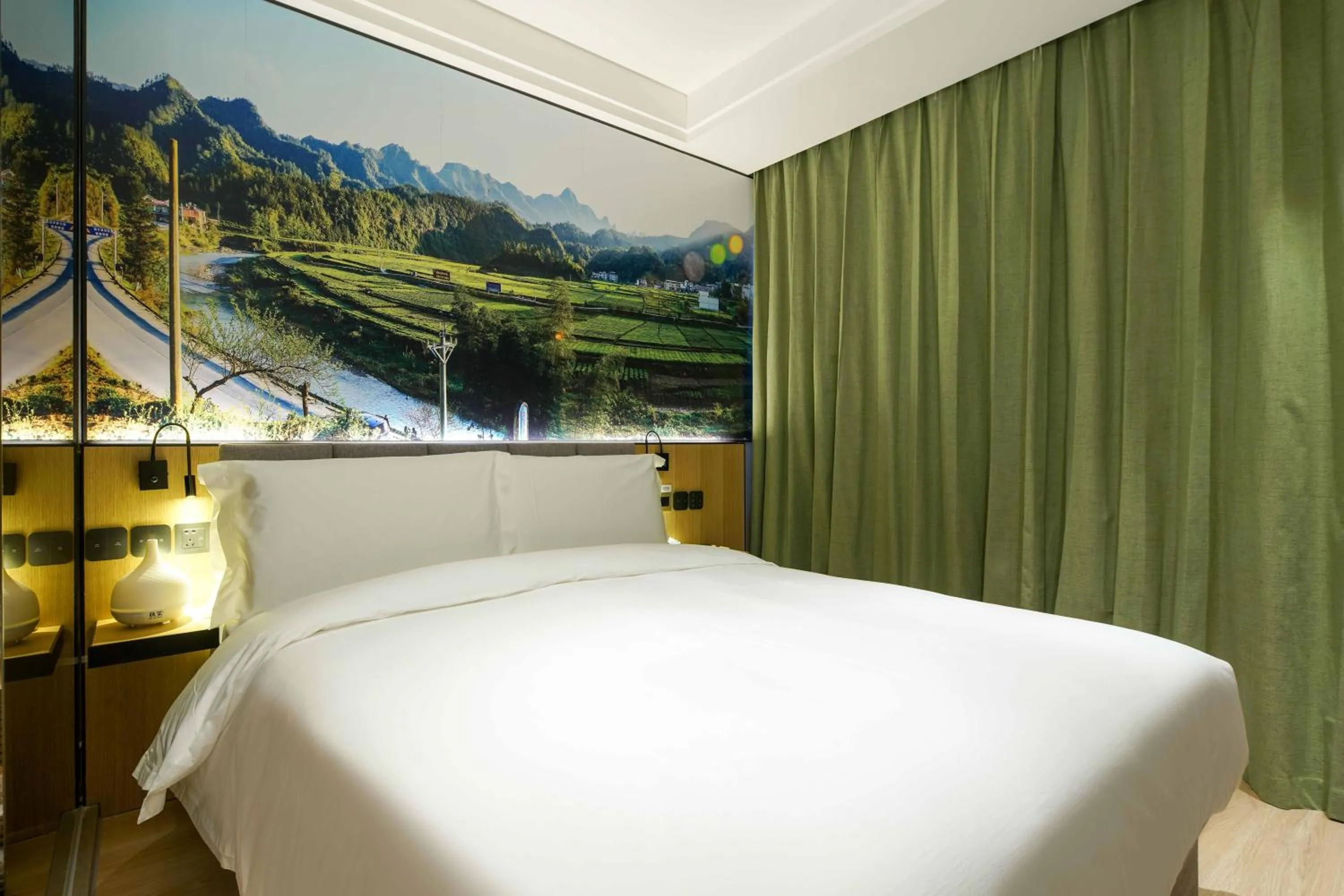 Bedroom, Bed in Qiu Guo Hotel Beijing Tiantan Fangzhuang Subway Station