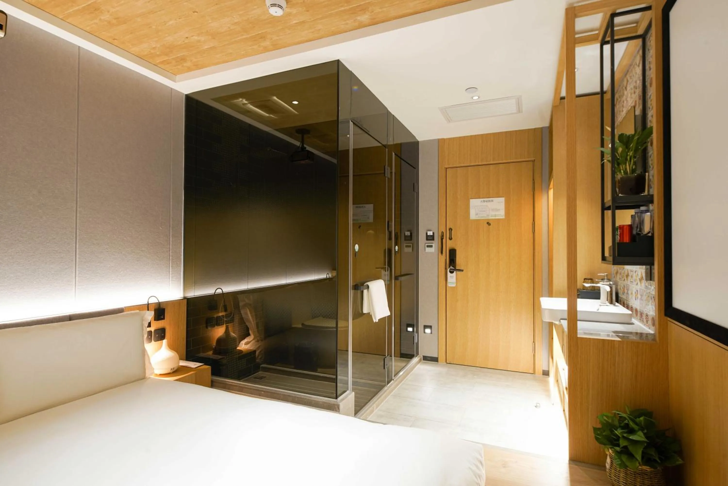 Property logo or sign in Qiu Guo Hotel Beijing Tiantan Fangzhuang Subway Station