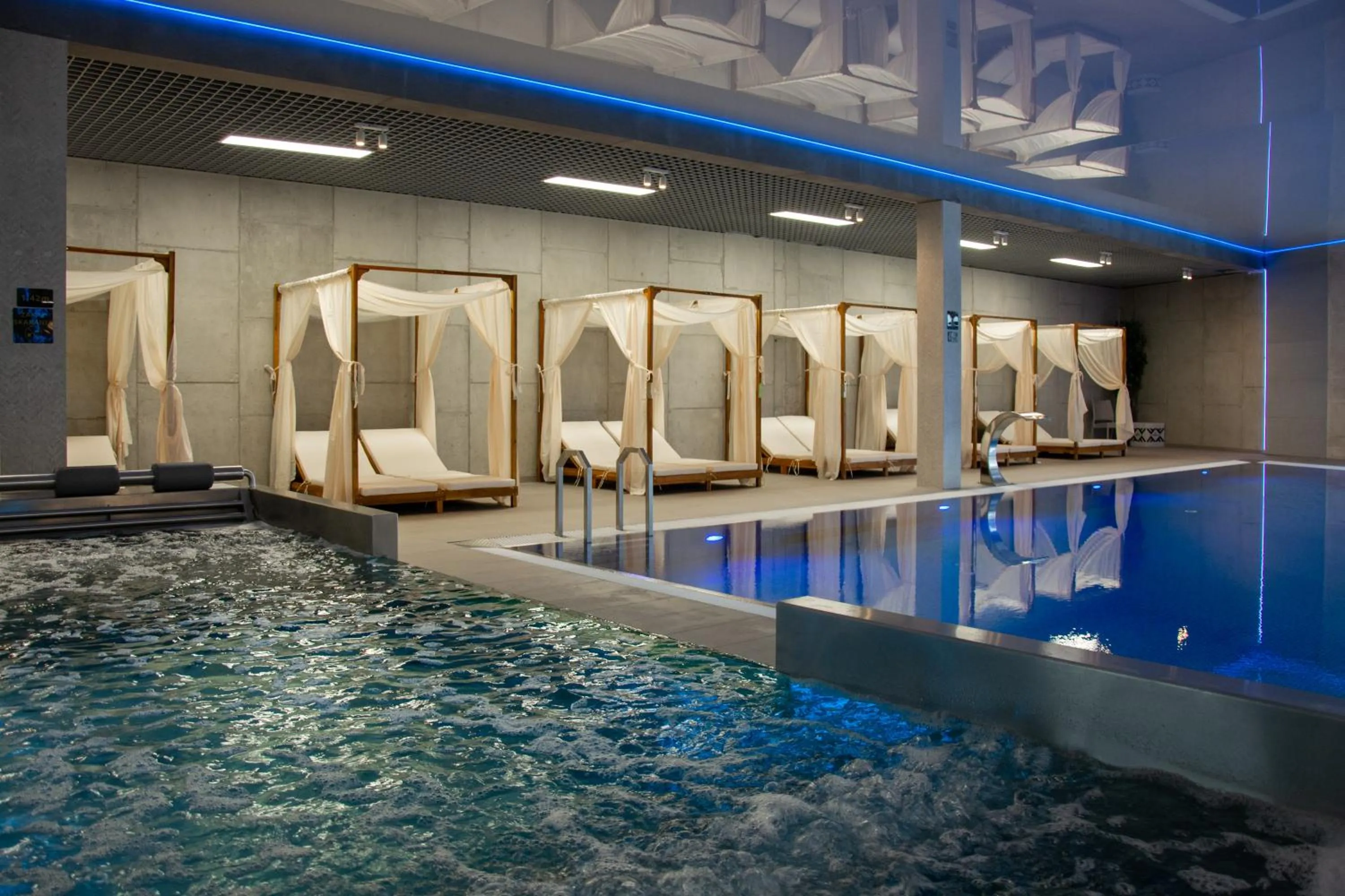 Pool view in Aspen Prime Ski & Bike Resort - basen, sauna, jacuzzi, siłownia w cenie pobytu