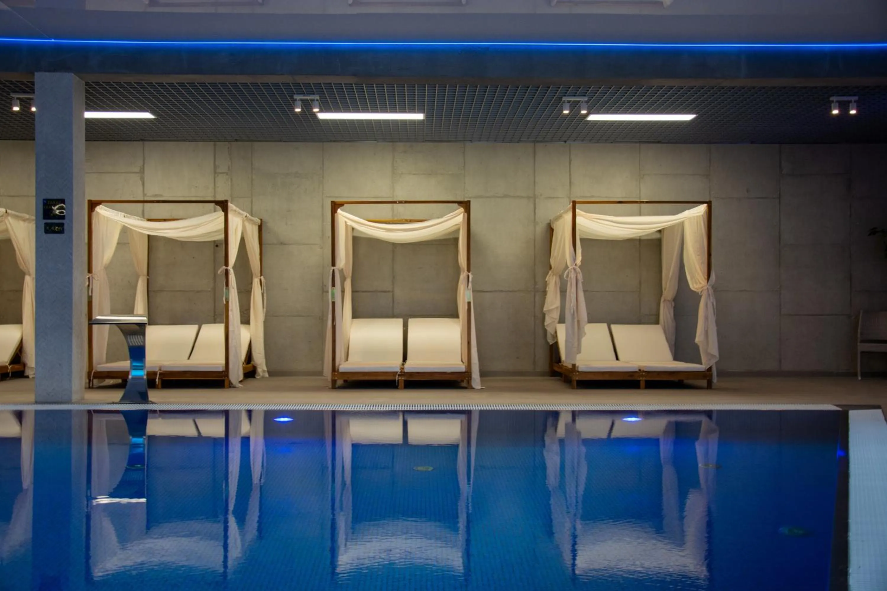 Pool view in Aspen Prime Ski & Bike Resort - basen, sauna, jacuzzi, siłownia w cenie pobytu