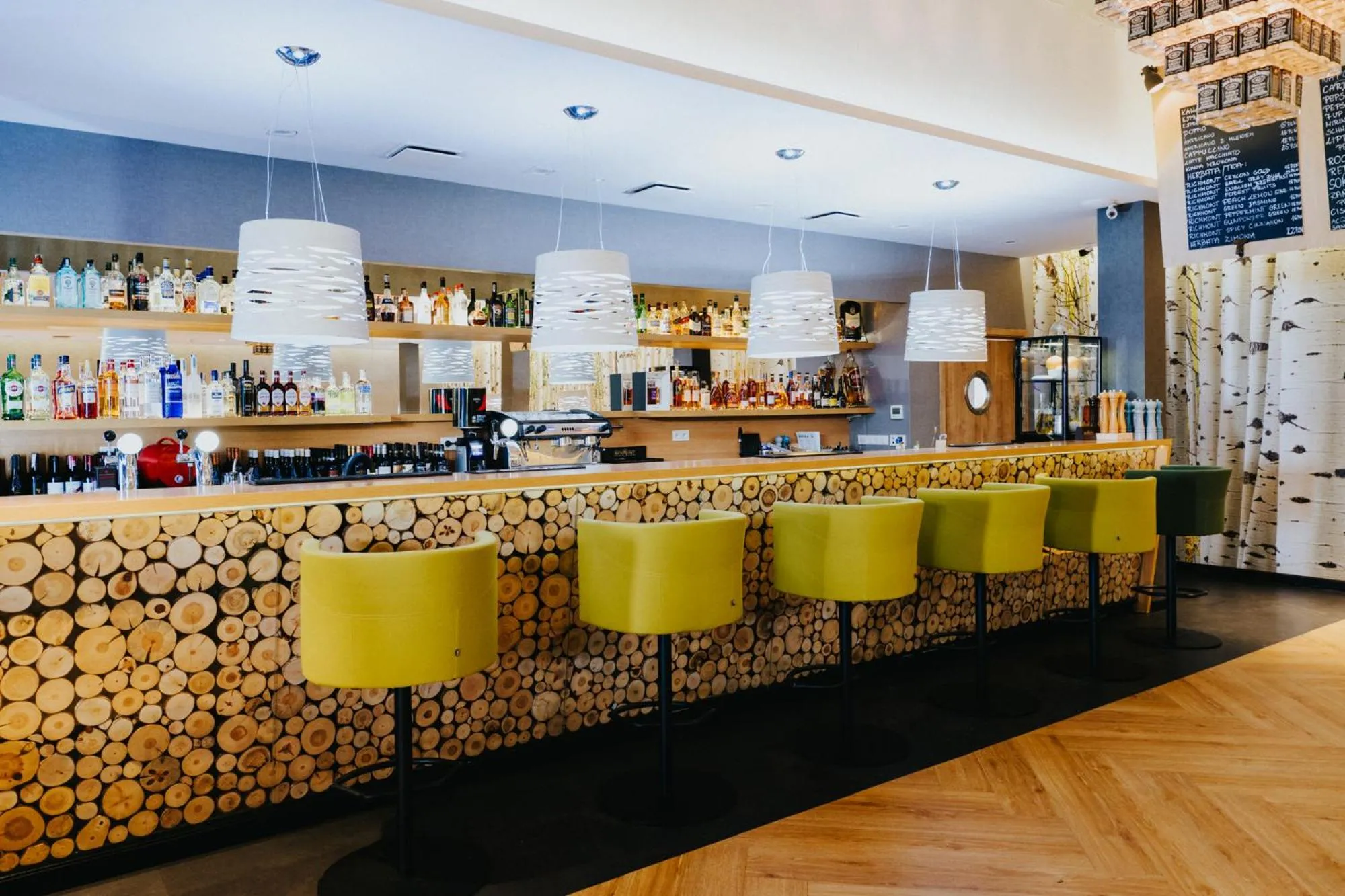 Lounge or bar in Aspen Prime Ski & Bike Resort - basen, sauna, jacuzzi, siłownia w cenie pobytu