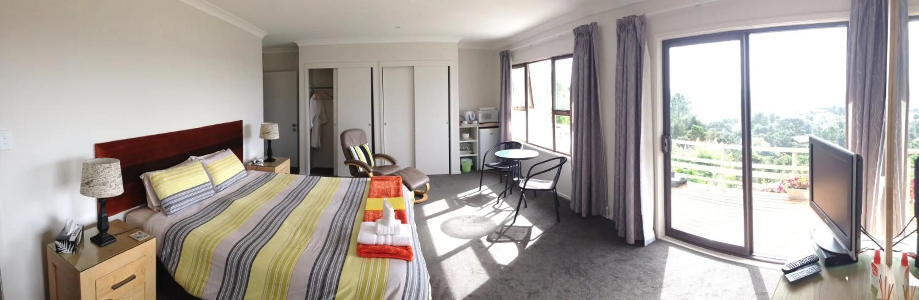 Photo of the whole room, Bed in Baywaterviews