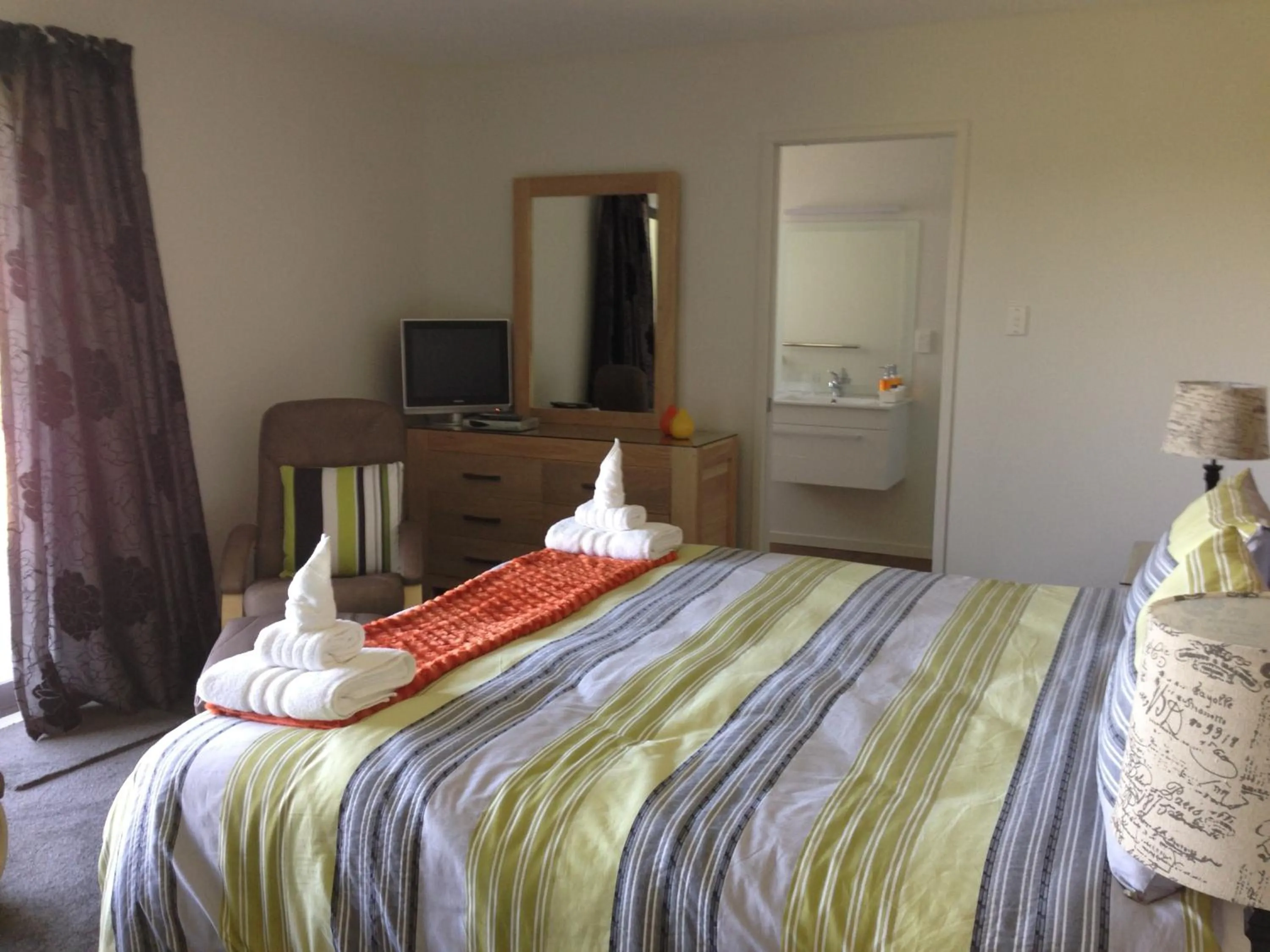 Shower, Bed in Baywaterviews