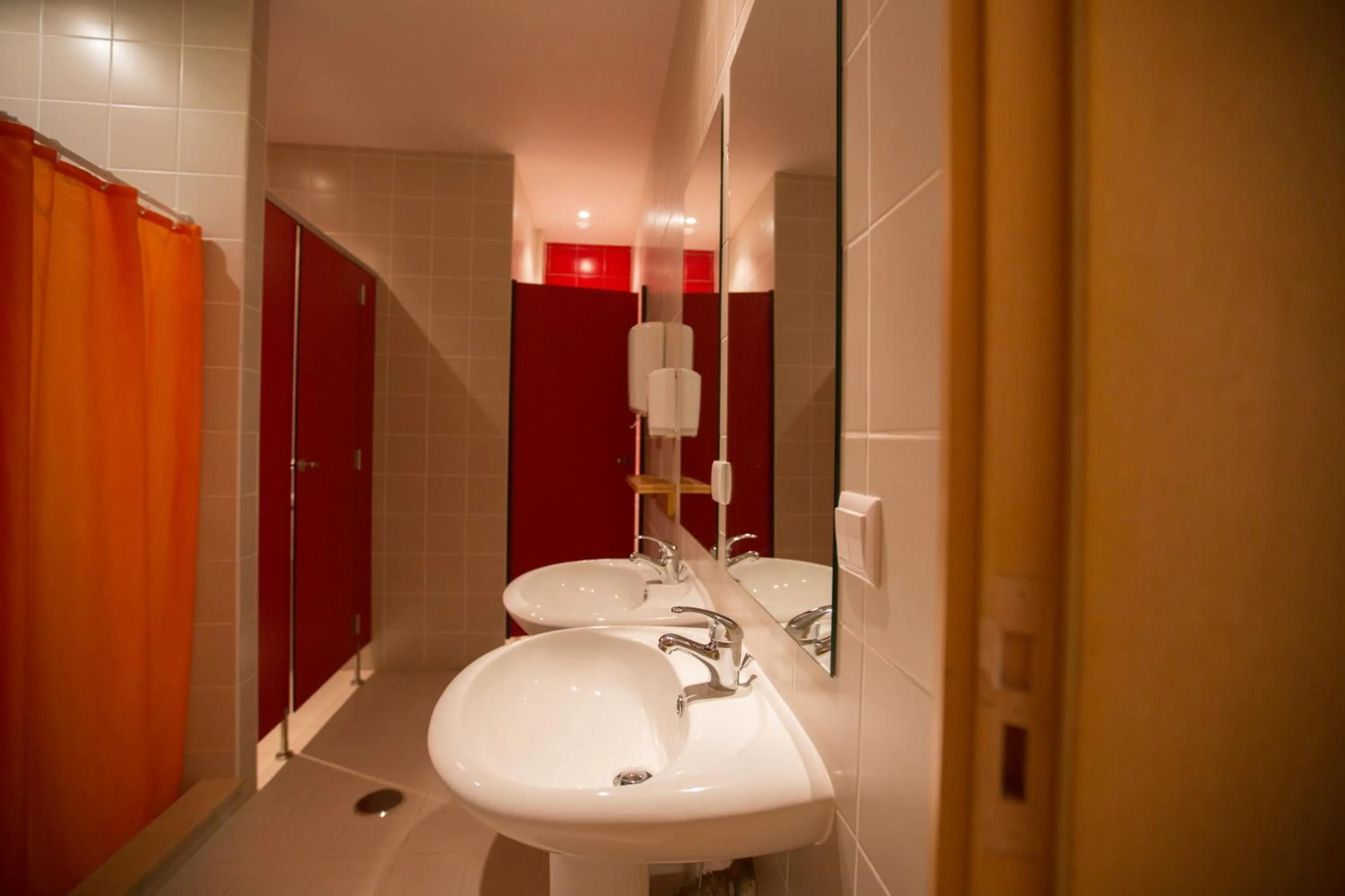 Bathroom in HI Tavira – Pousada de Juventude