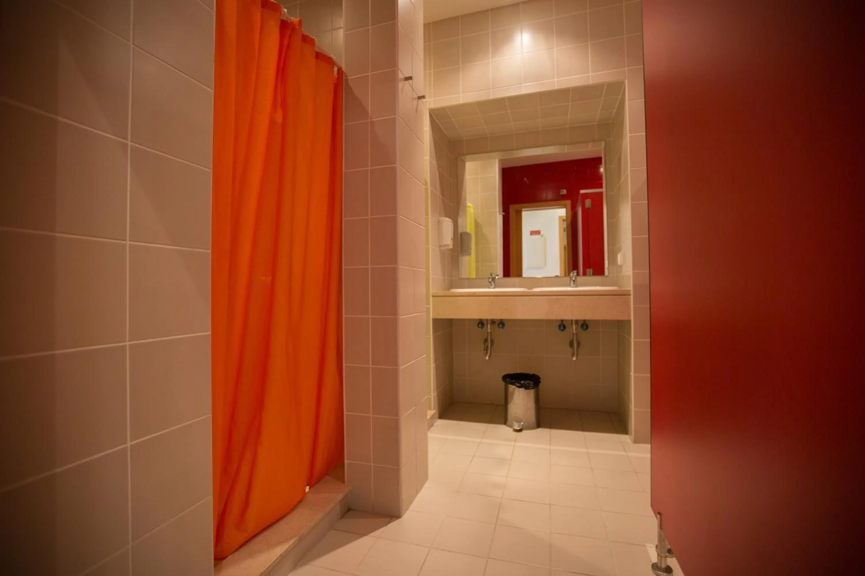 Bathroom in HI Tavira – Pousada de Juventude