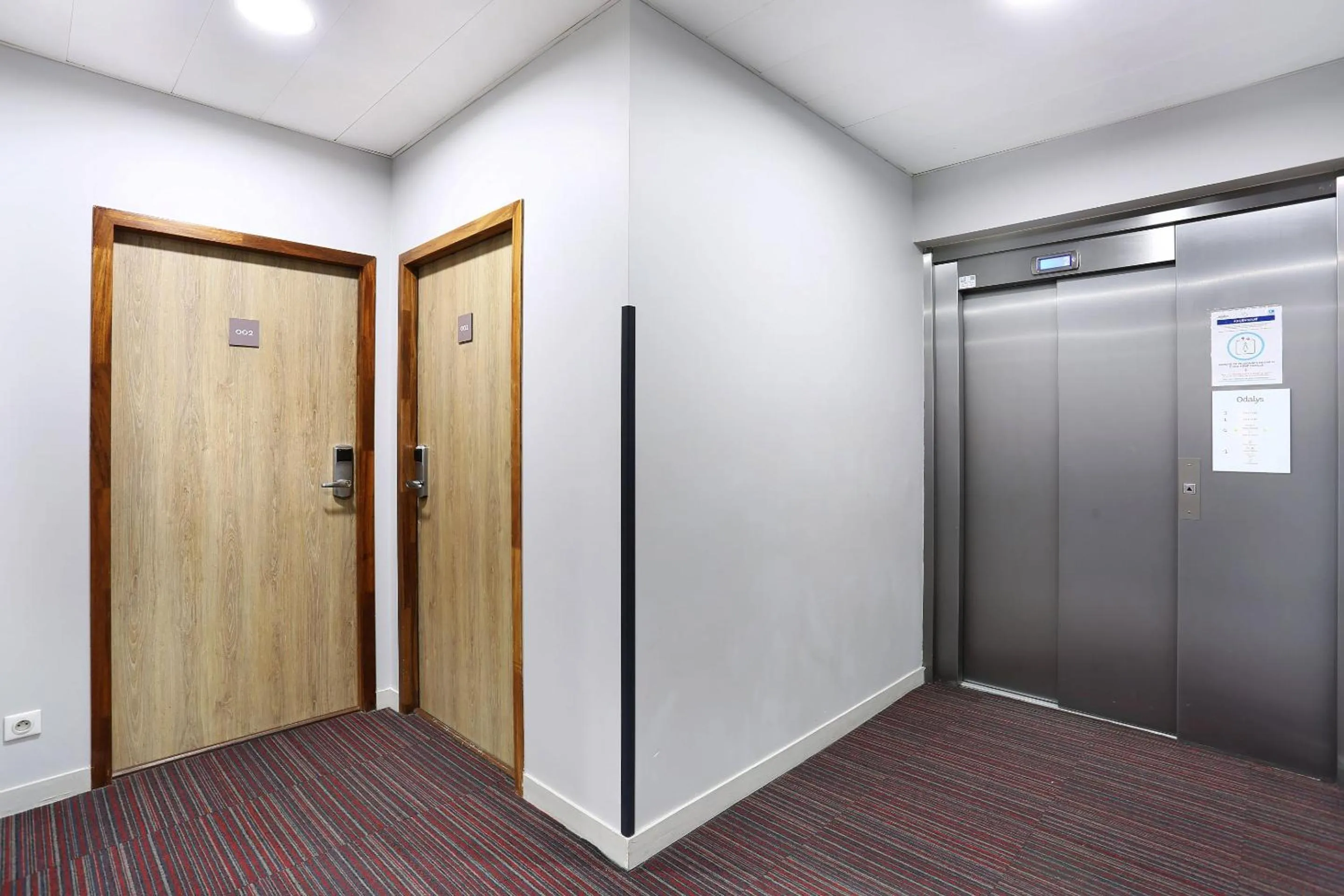elevator in Appart Hotel Odalys City Toulouse Colombélie