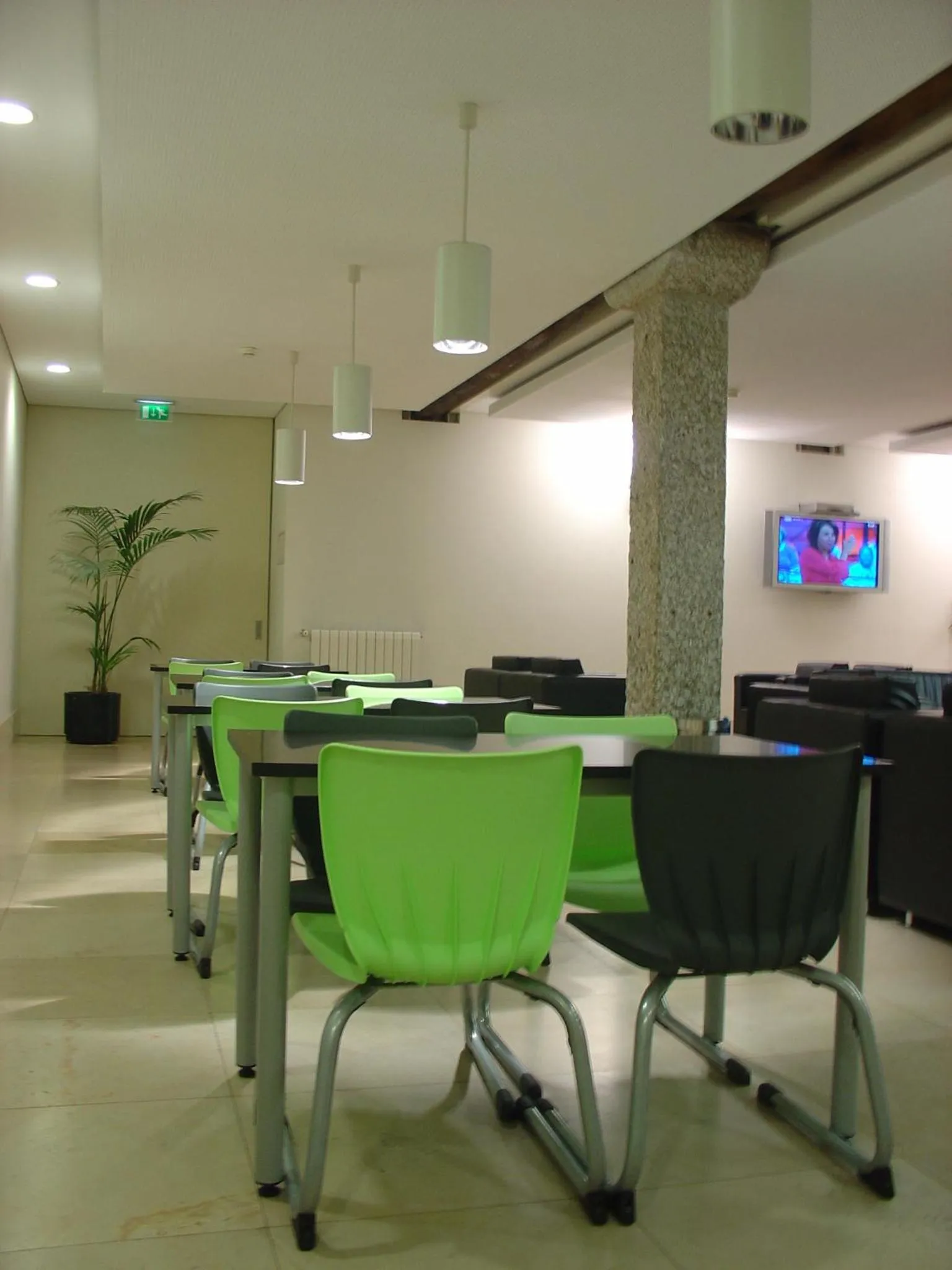 Communal lounge/ TV room in HI Guimaraes - Pousada de Juventude