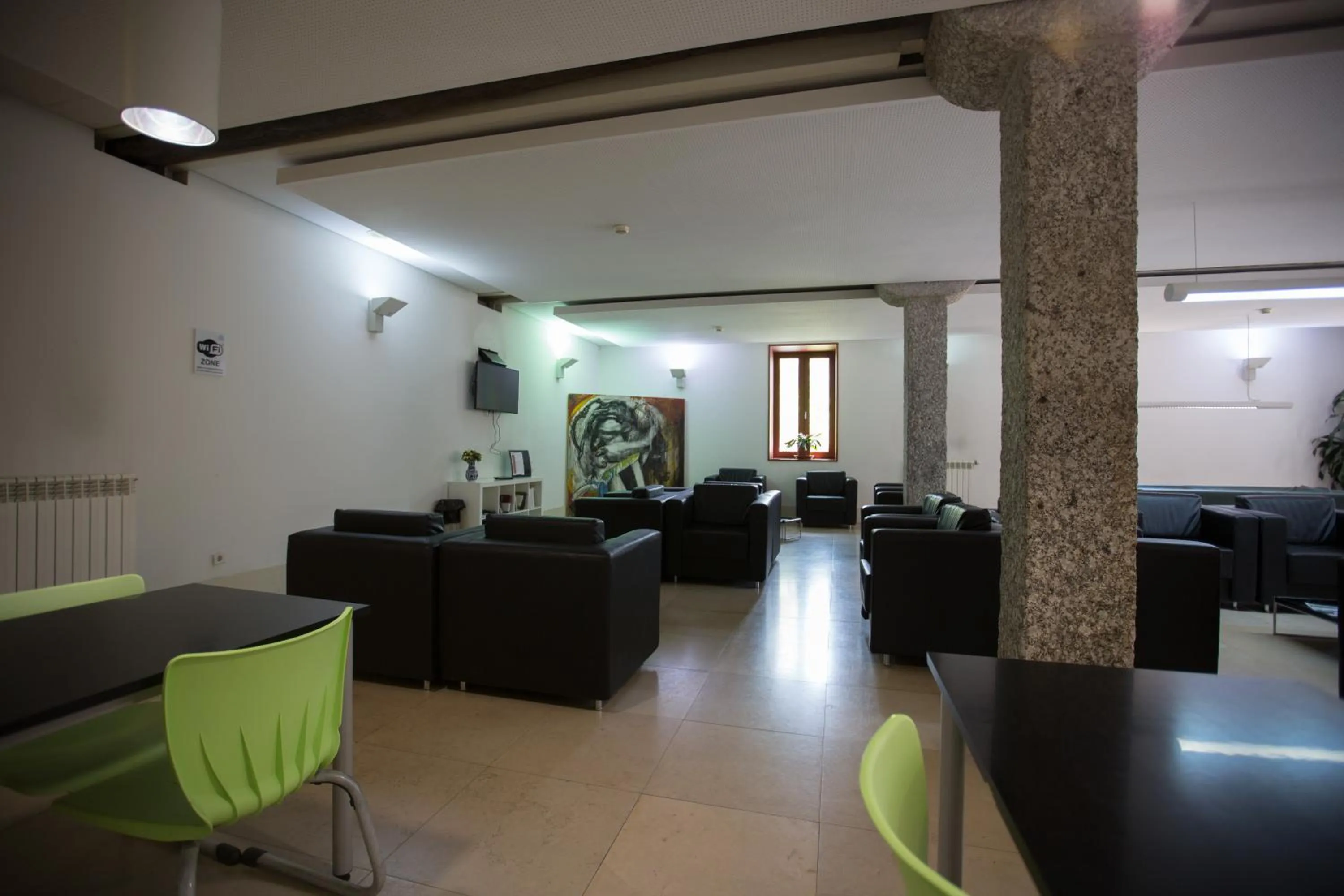 Communal lounge/ TV room in HI Guimaraes - Pousada de Juventude