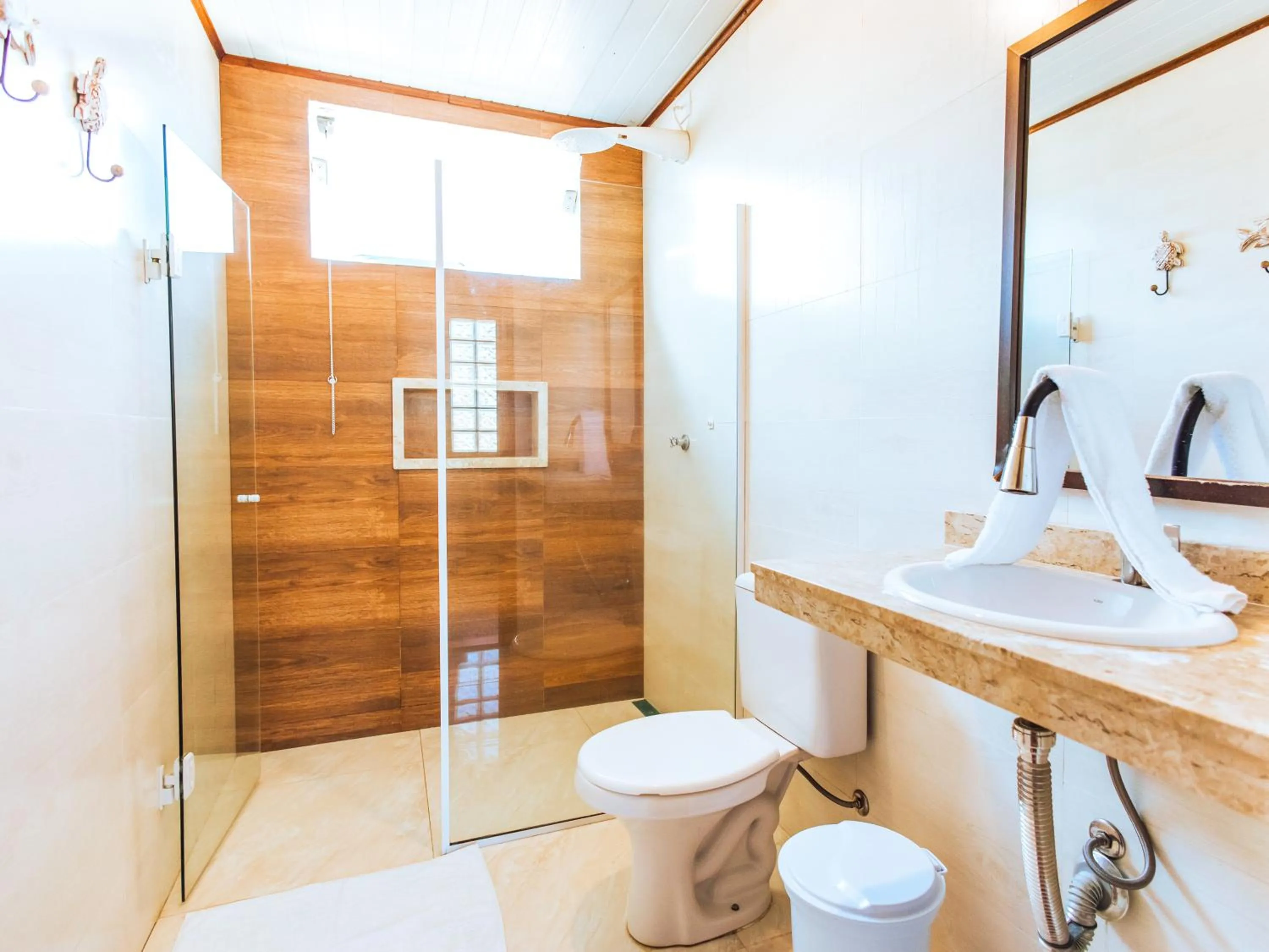 Shower in VELINN Pousada Praia do Perequê