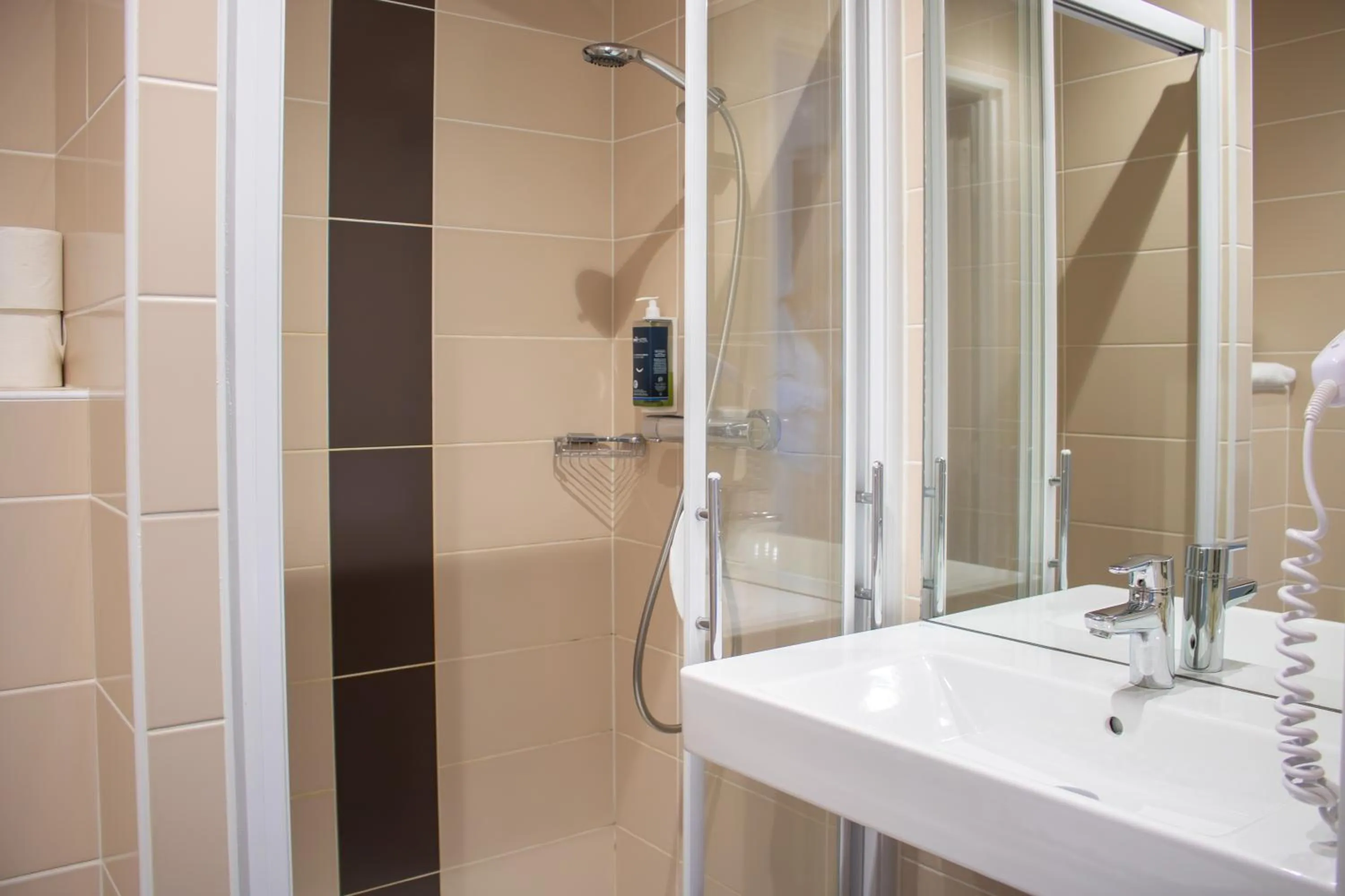 Bathroom in Brit Hotel Dieppe