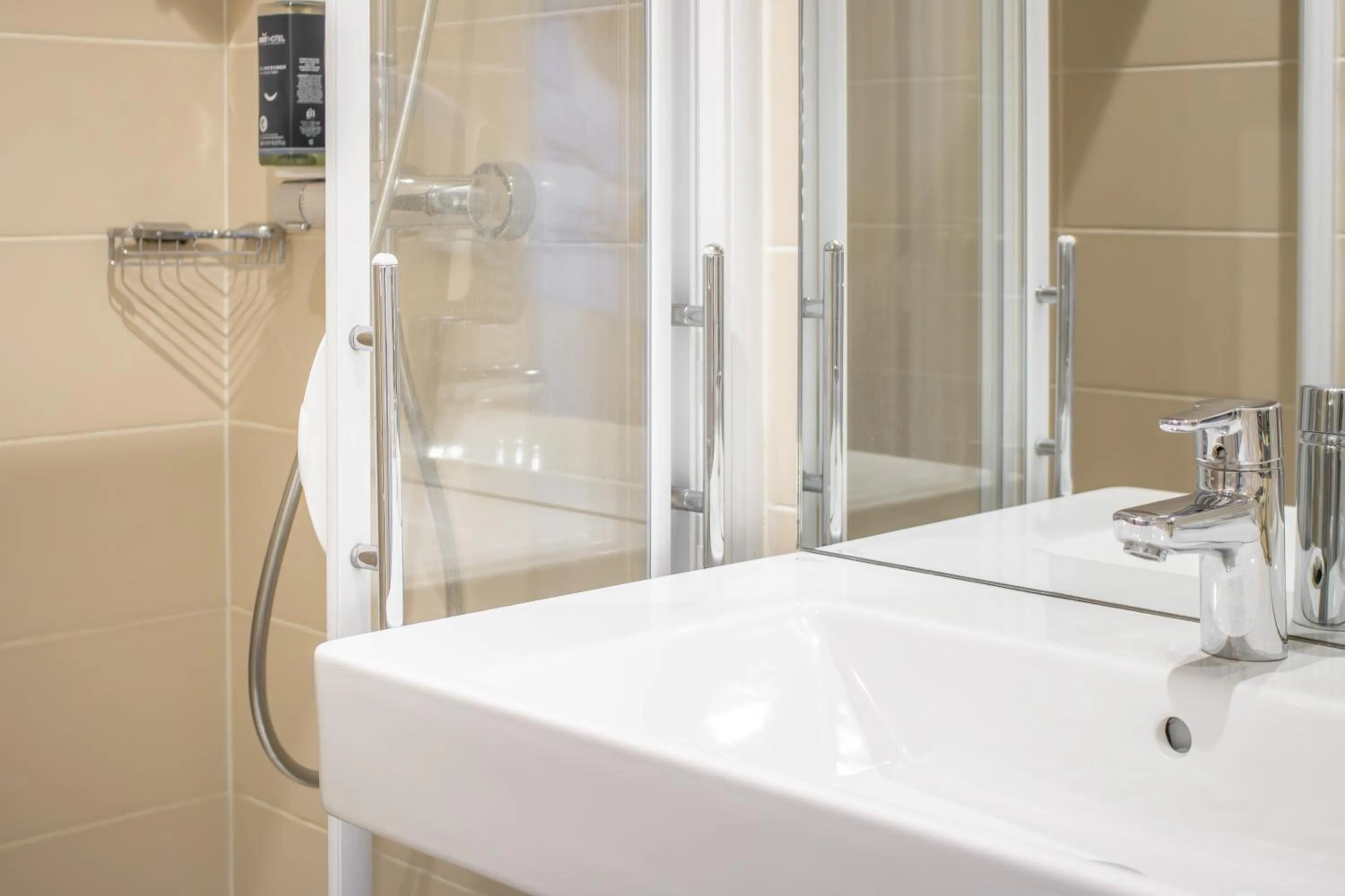 Bathroom in Brit Hotel Dieppe