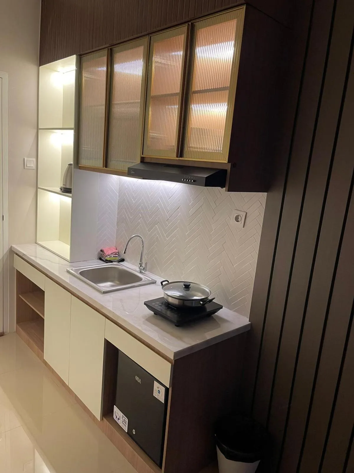 Vittorio Apartment Wiyung 1BR sby wifi smtv by ASH