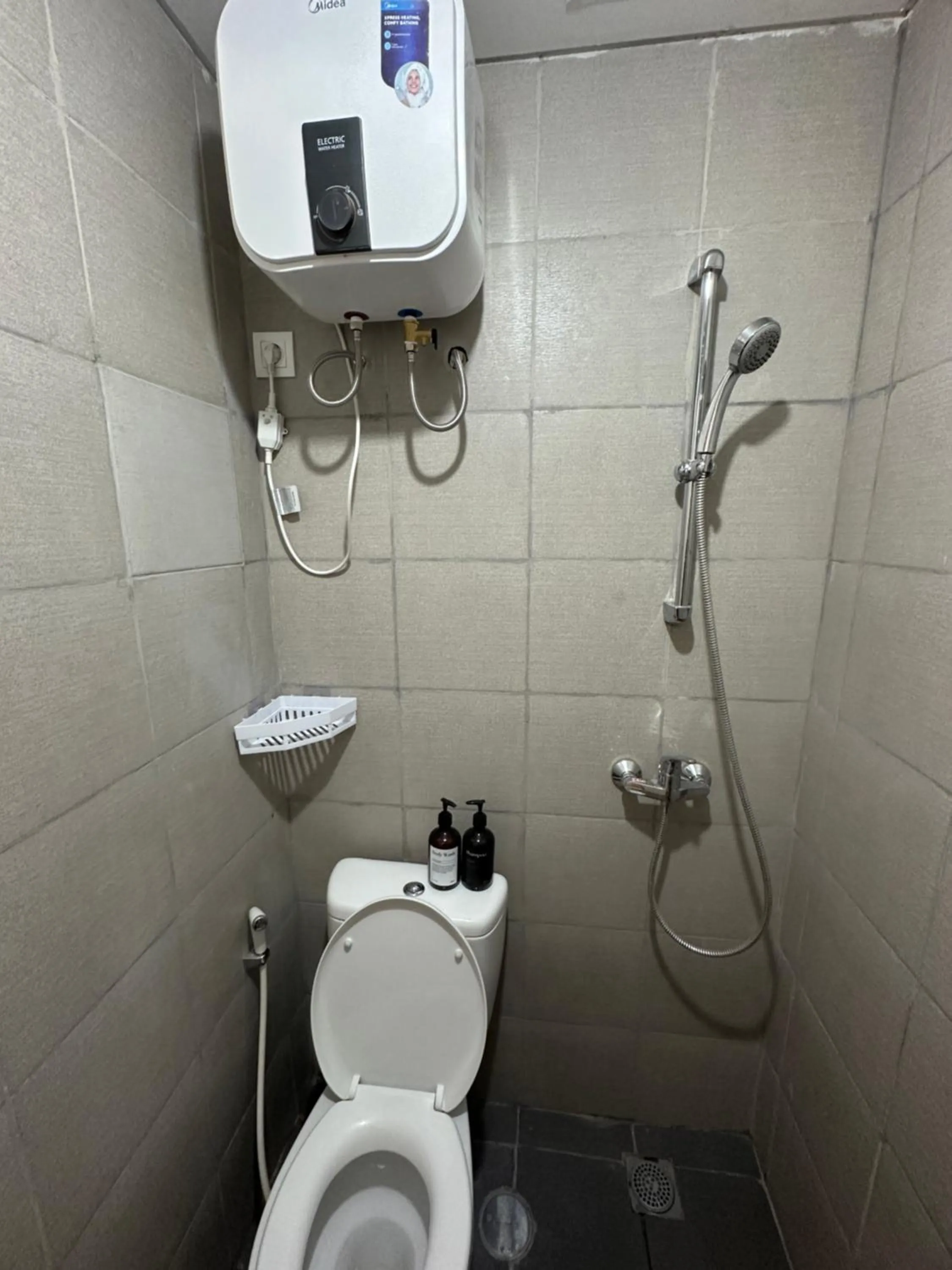 Vittorio Apartment Wiyung 1BR sby wifi smtv by ASH