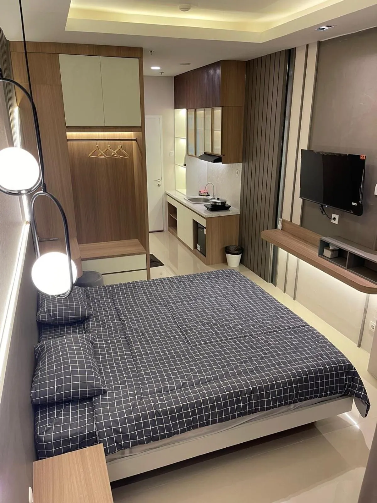 Vittorio Apartment Wiyung 1BR sby wifi smtv by ASH