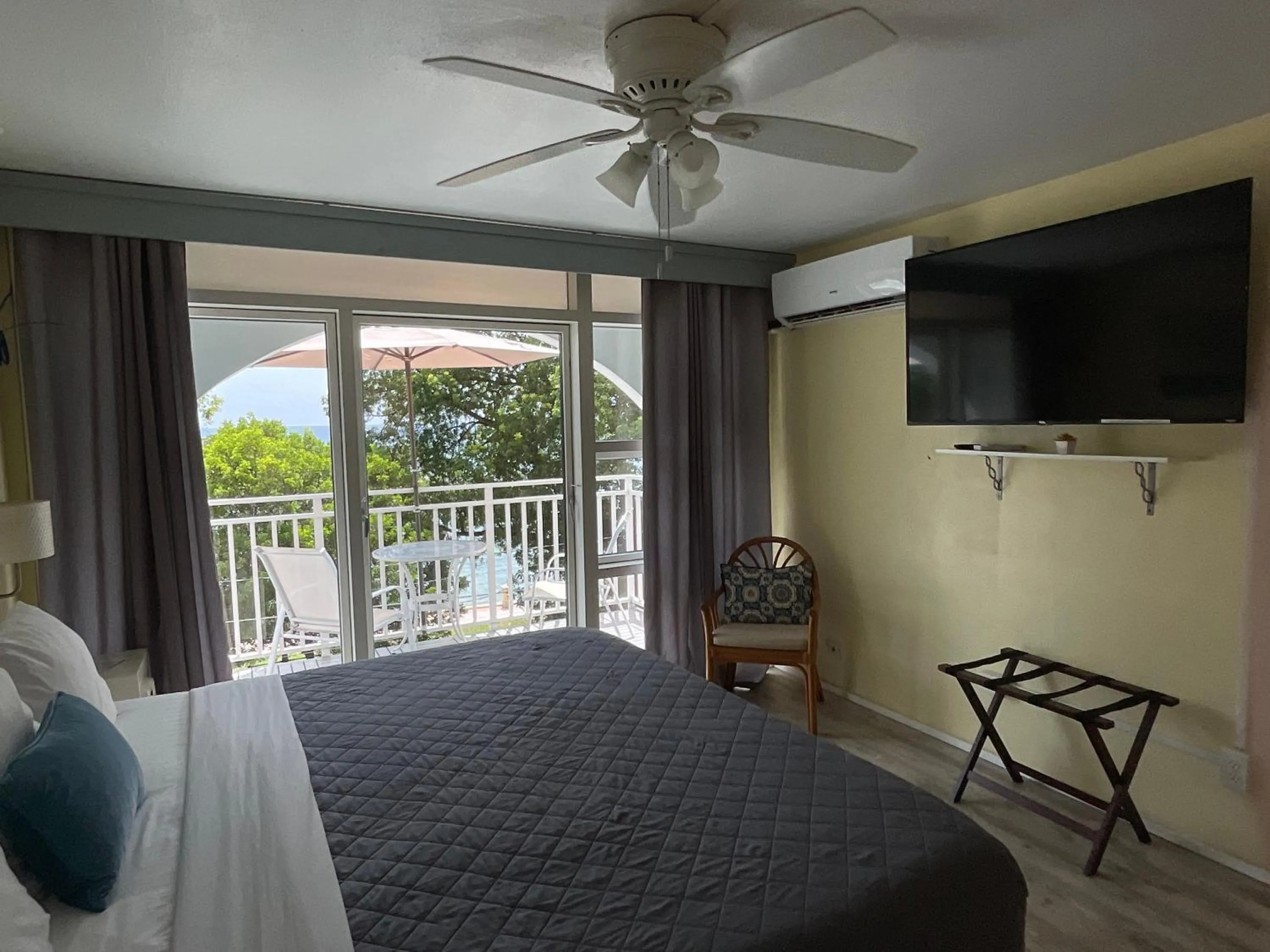 Bedroom, Bed in The Frederiksted Hotel