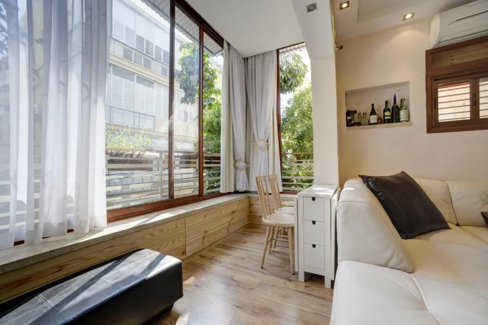 Library in Sunset TLV Apartment - Dizengoff 142