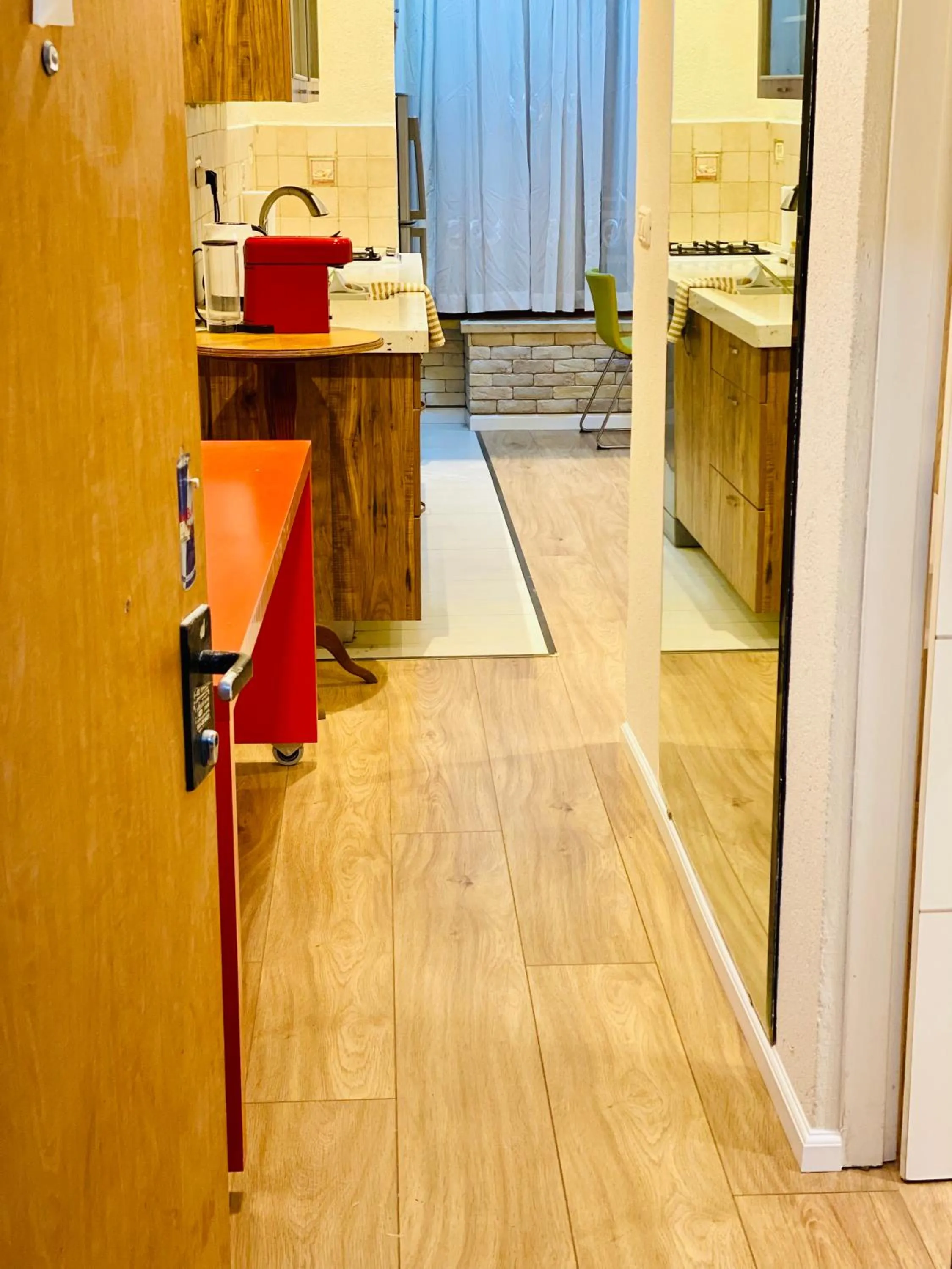 hair dresser in Sunset TLV Apartment - Dizengoff 142