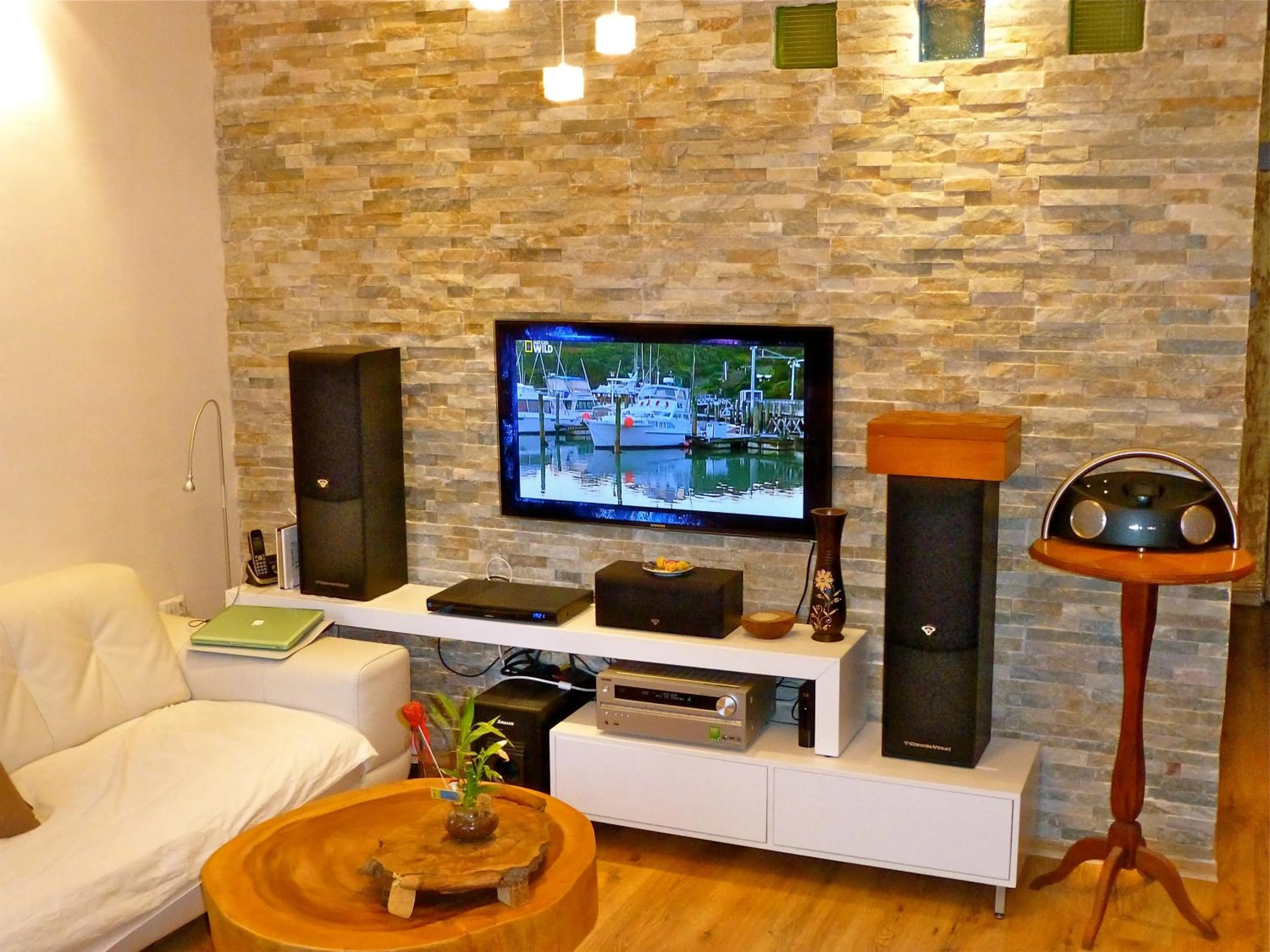 Communal lounge/ TV room in Sunset TLV Apartment - Dizengoff 142