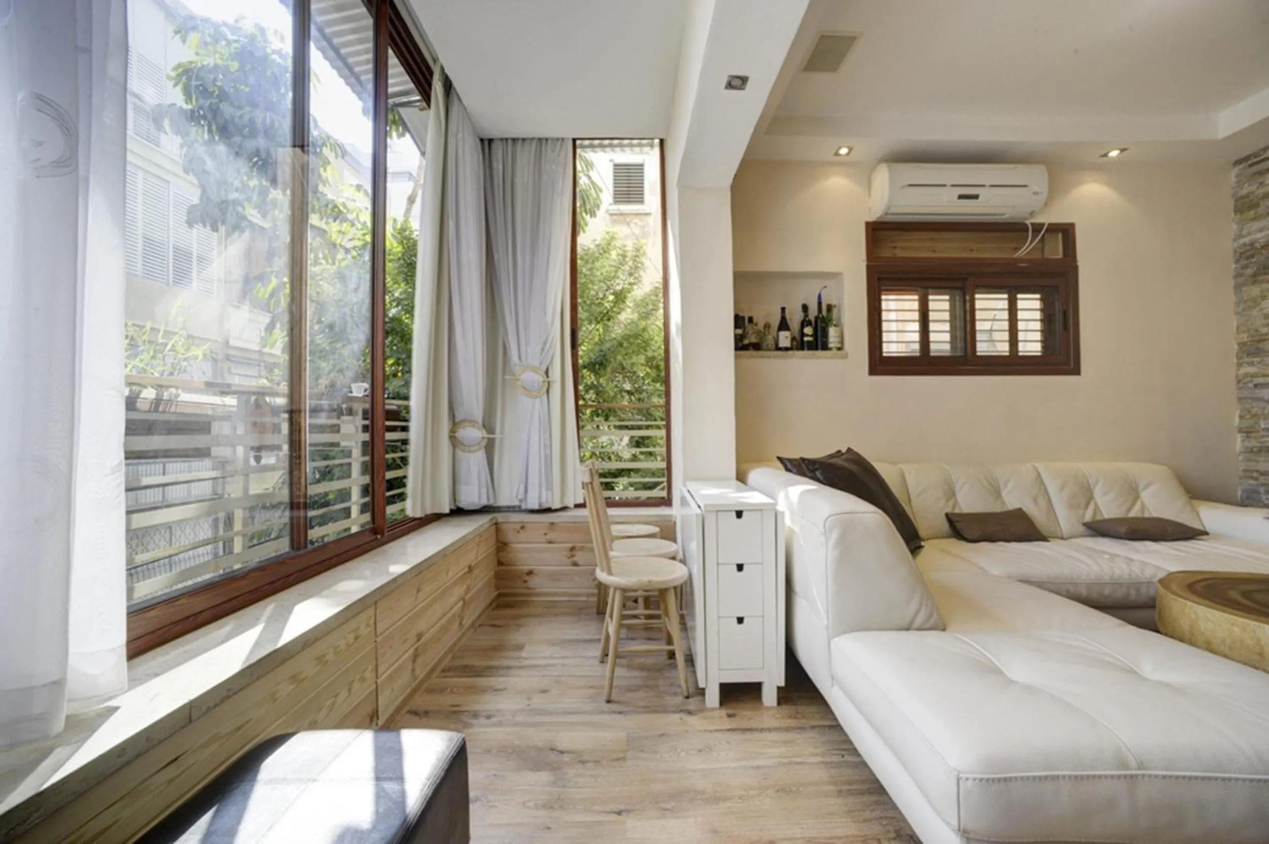 Living room, Bed in Sunset TLV Apartment - Dizengoff 142