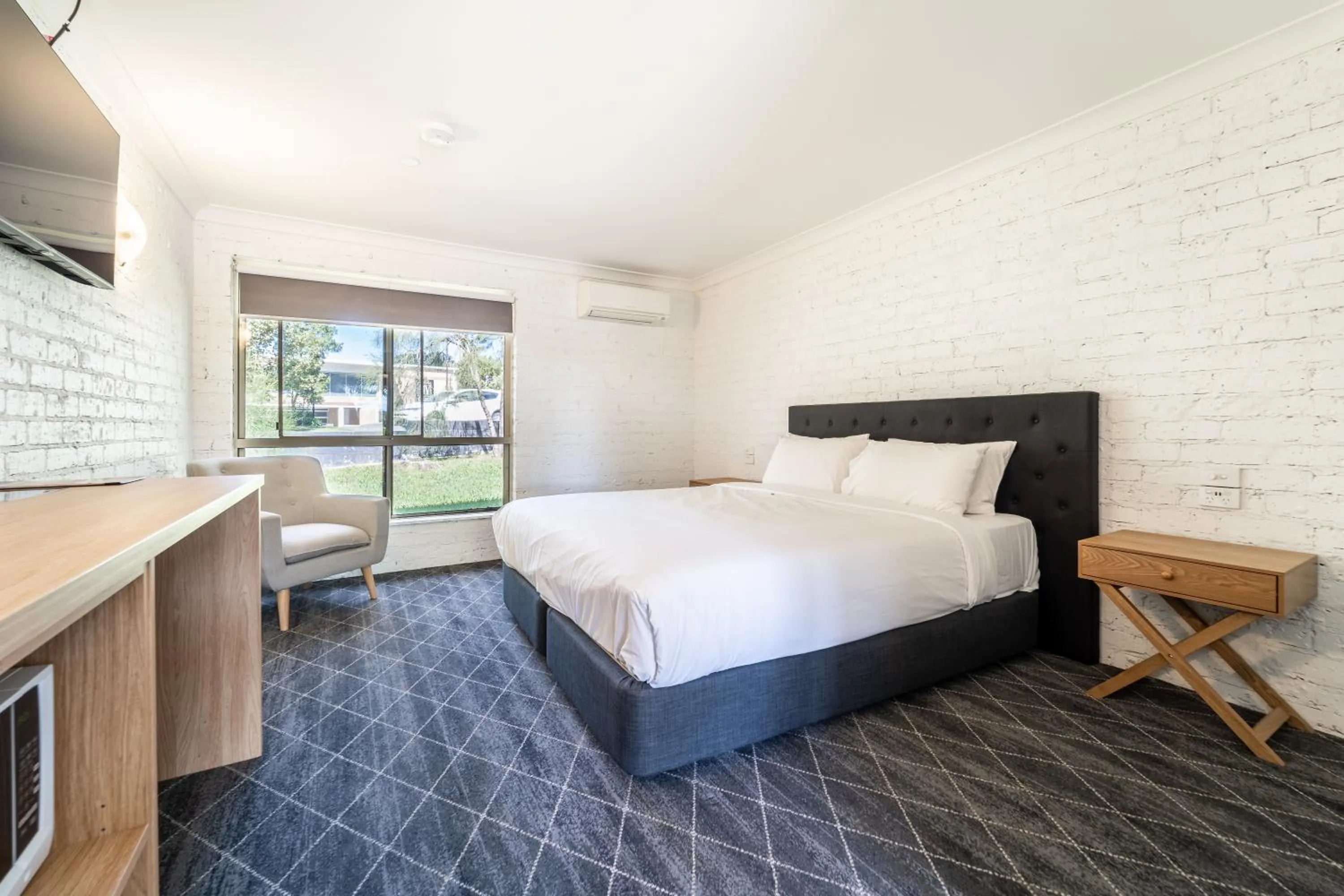 Bed in Lakeview Hotel Motel