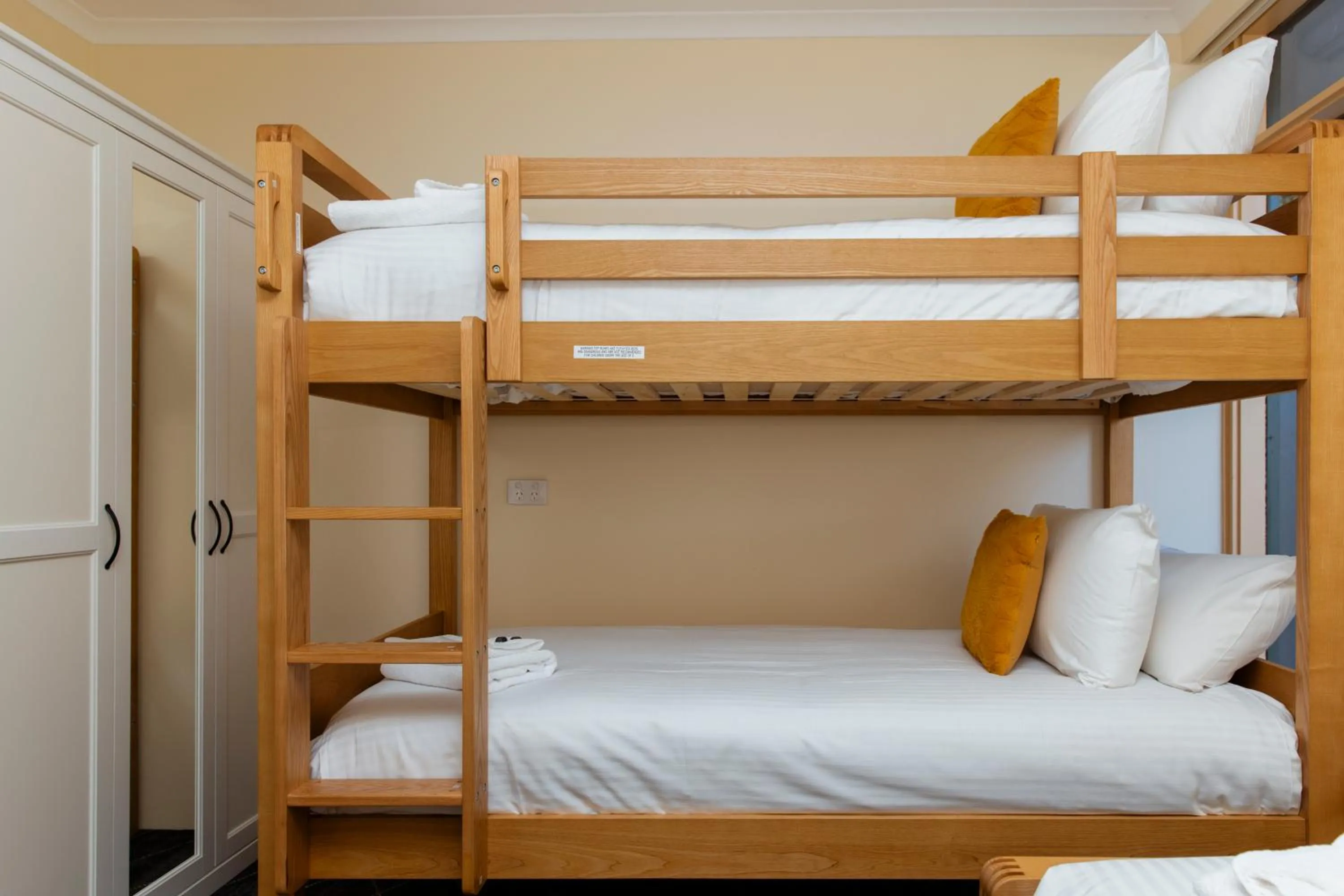 Bedroom, Bed in Lakeview Hotel Motel